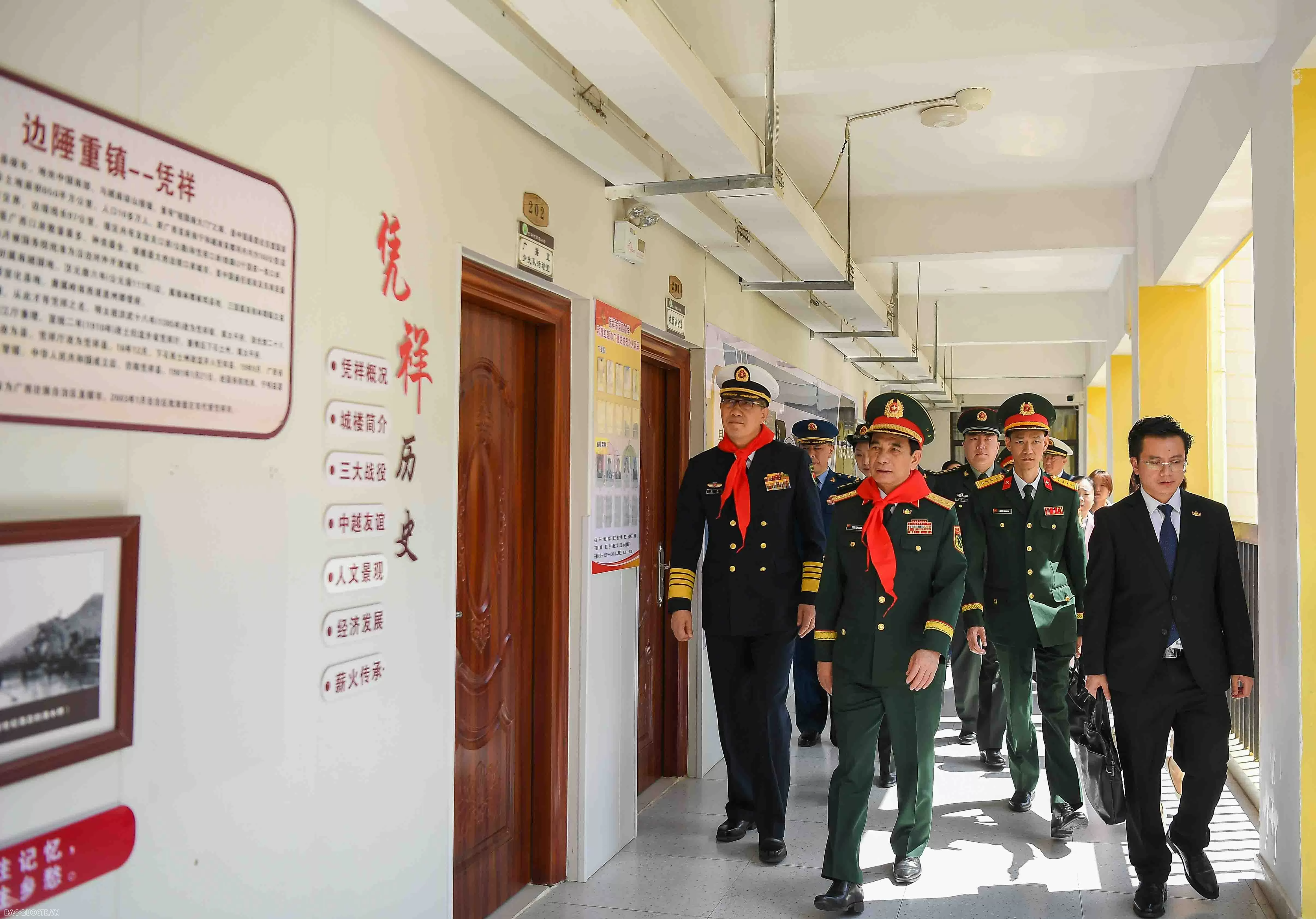 Vietnam, China Defence Ministers visit Primary School No. 4 in Pingxiang city, China's Guangxi Zhuang Autonomous Region
