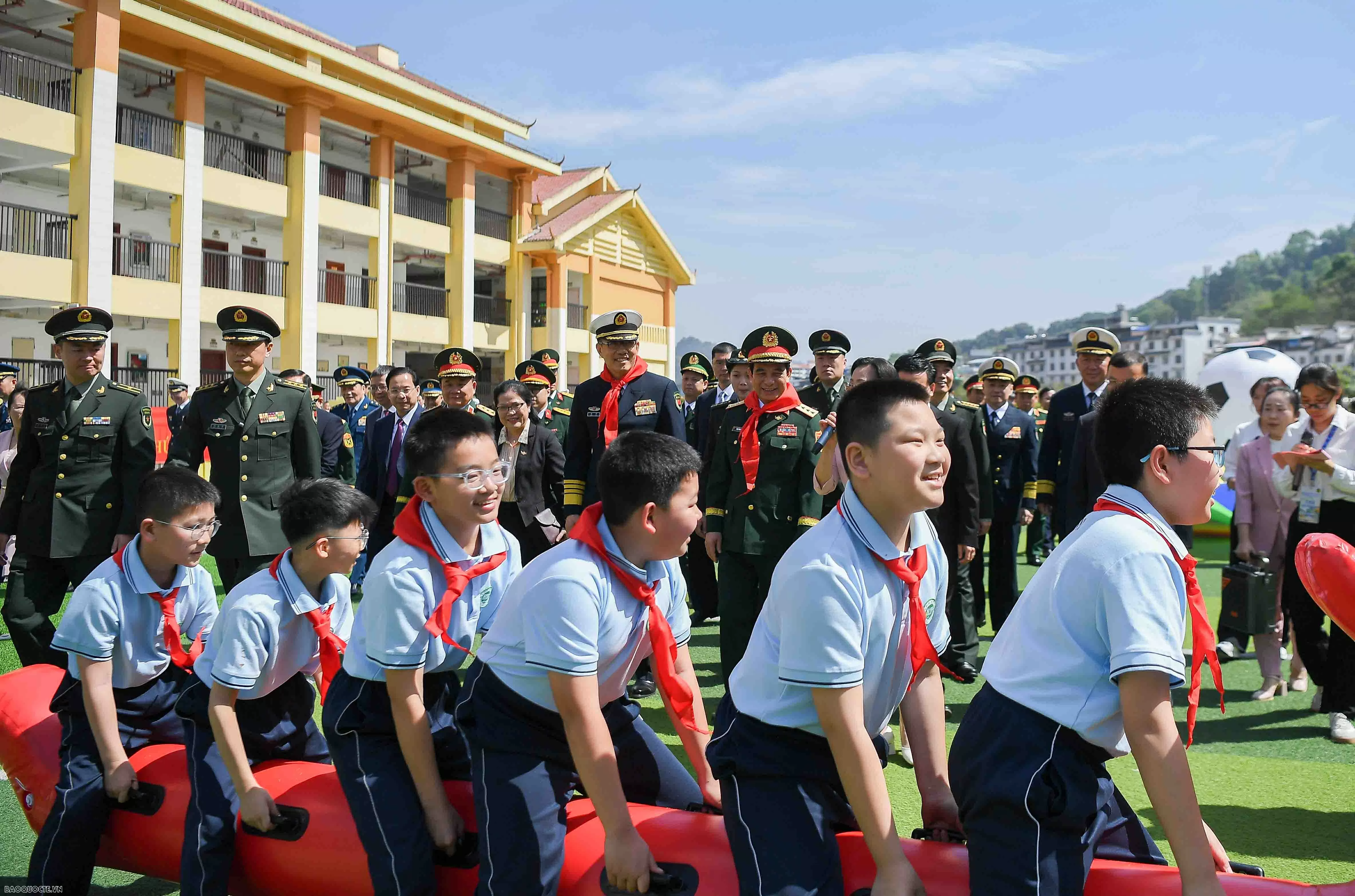 Vietnam, China Defence Ministers visit Primary School No. 4 in Pingxiang city, China's Guangxi Zhuang Autonomous Region