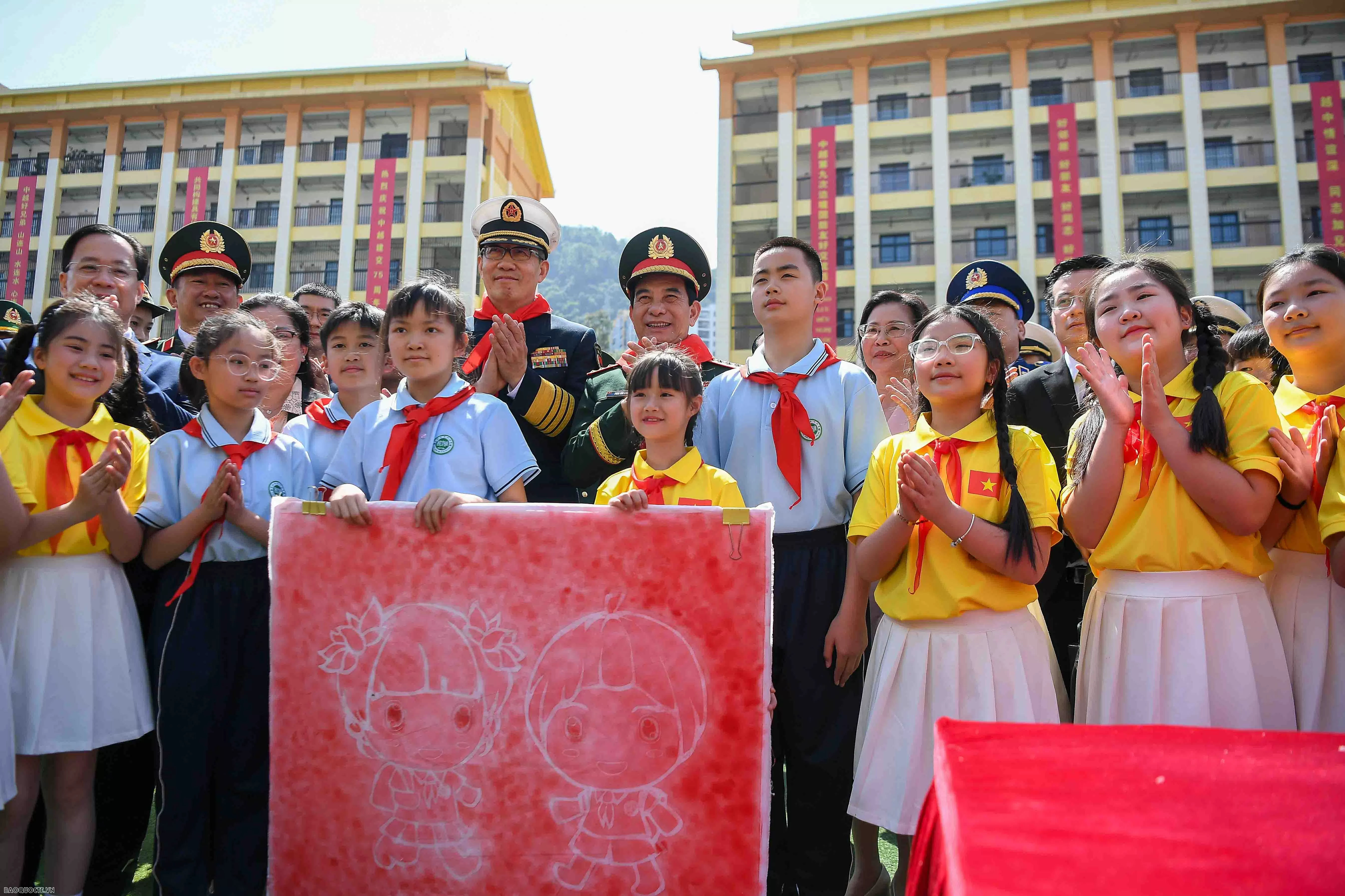 Vietnam, China Defence Ministers visit Primary School No. 4 in Pingxiang city, China's Guangxi Zhuang Autonomous Region