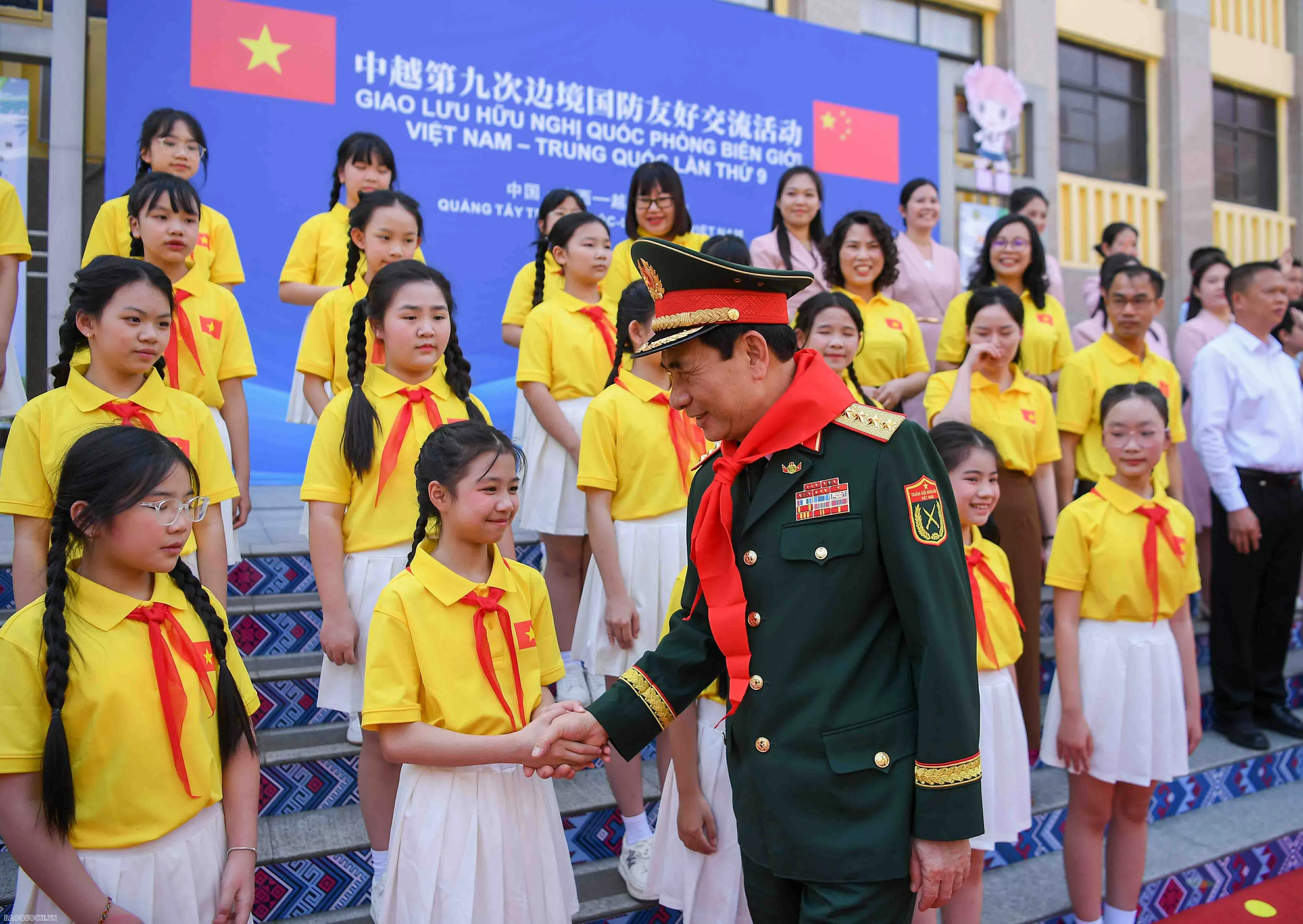 Bộ trưởng Phan Văn Giang và Bộ trưởng Đổng Quân thăm Trường Tiểu học số 4
