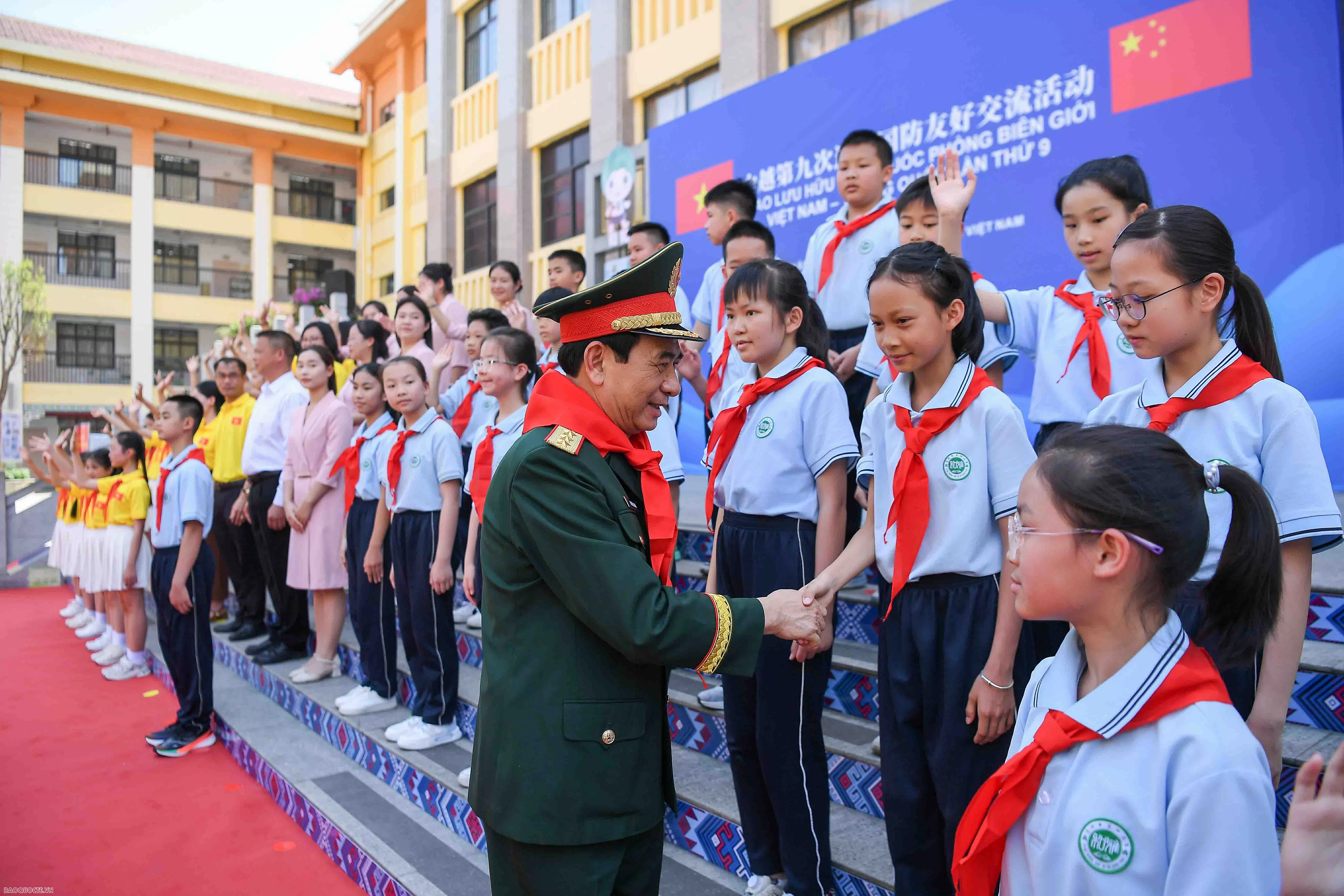 Bộ trưởng Phan Văn Giang và Bộ trưởng Đổng Quân thăm Trường Tiểu học số 4