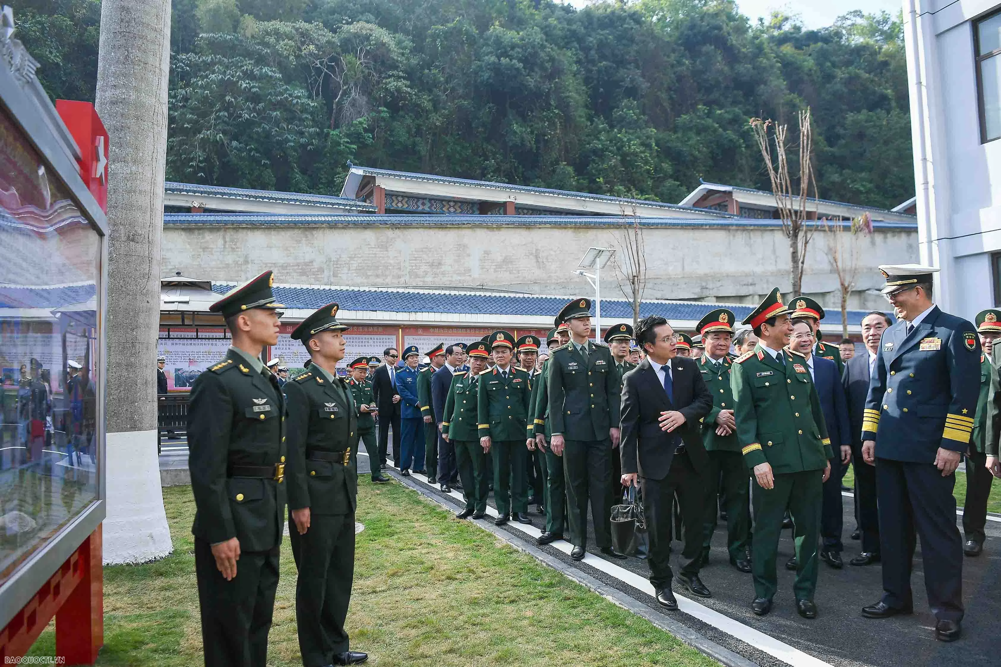 Đại tướng Phan Văn Giang và Thượng tướng Đổng Quân gặp nhau tại biên giới