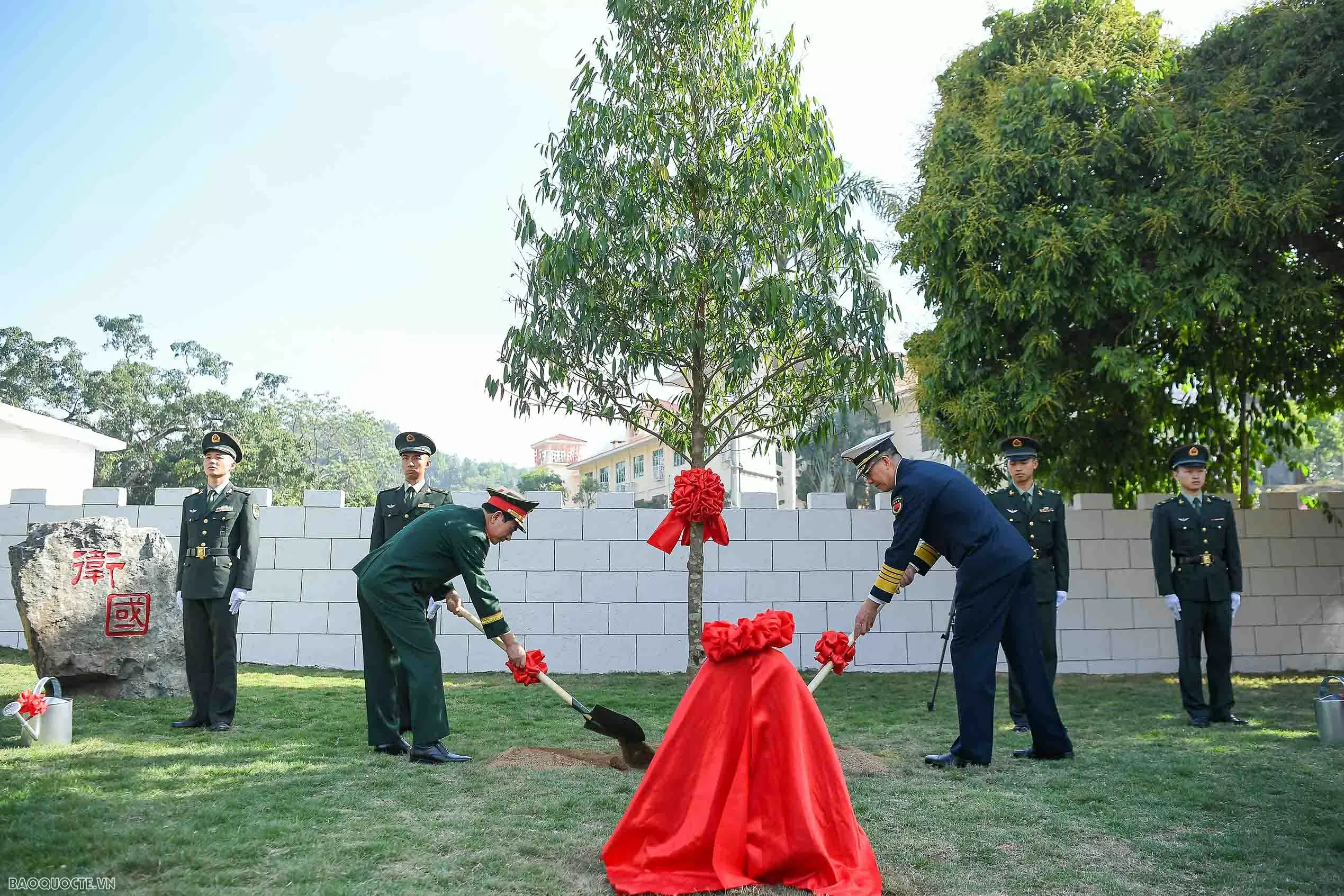 Đại tướng Phan Văn Giang và Thượng tướng Đổng Quân gặp nhau tại biên giới