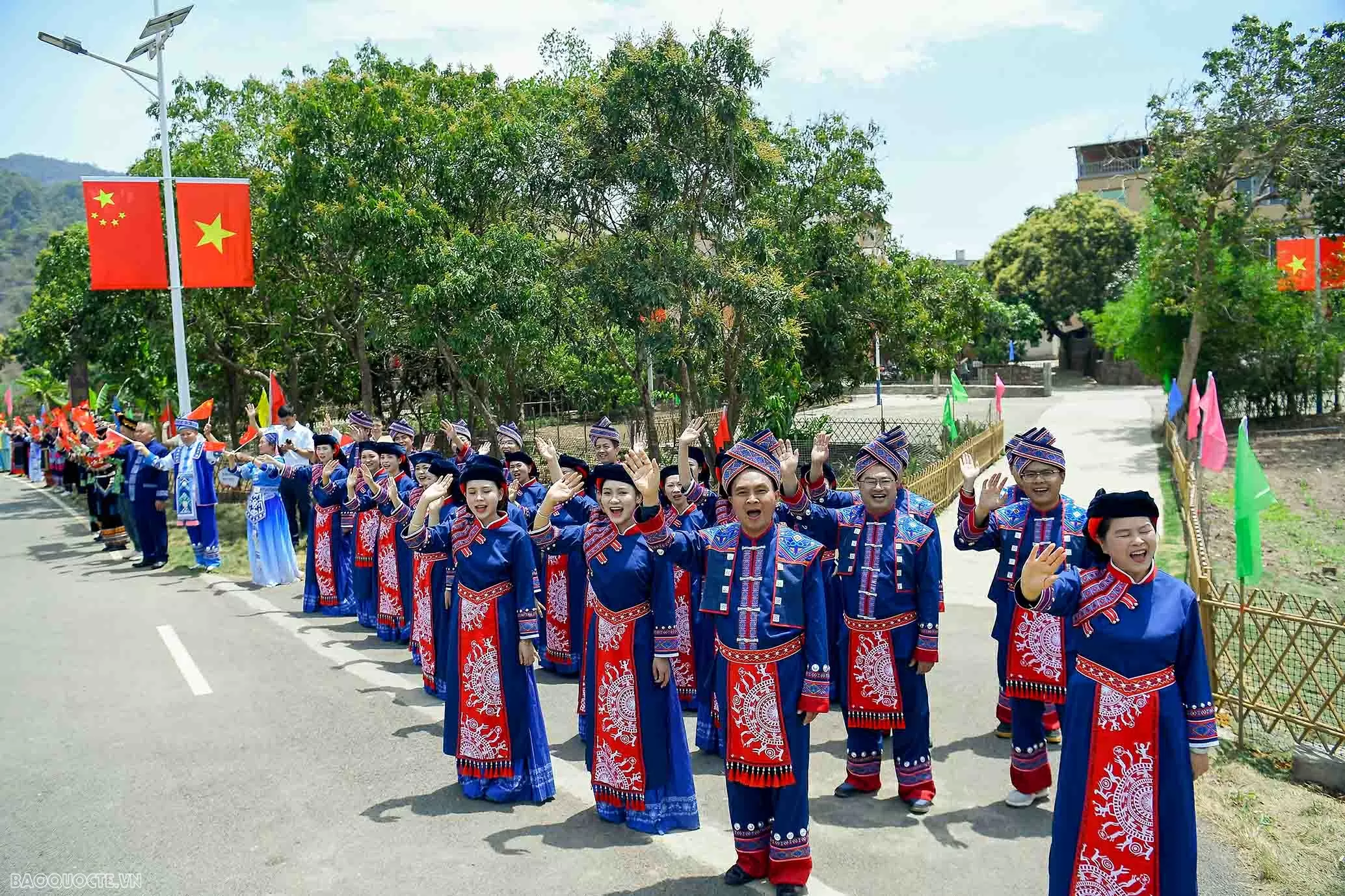 Bộ trưởng Quốc phòng Việt Nam và Trung Quốc cùng giã bánh dày, chơi nhạc cụ truyền thống