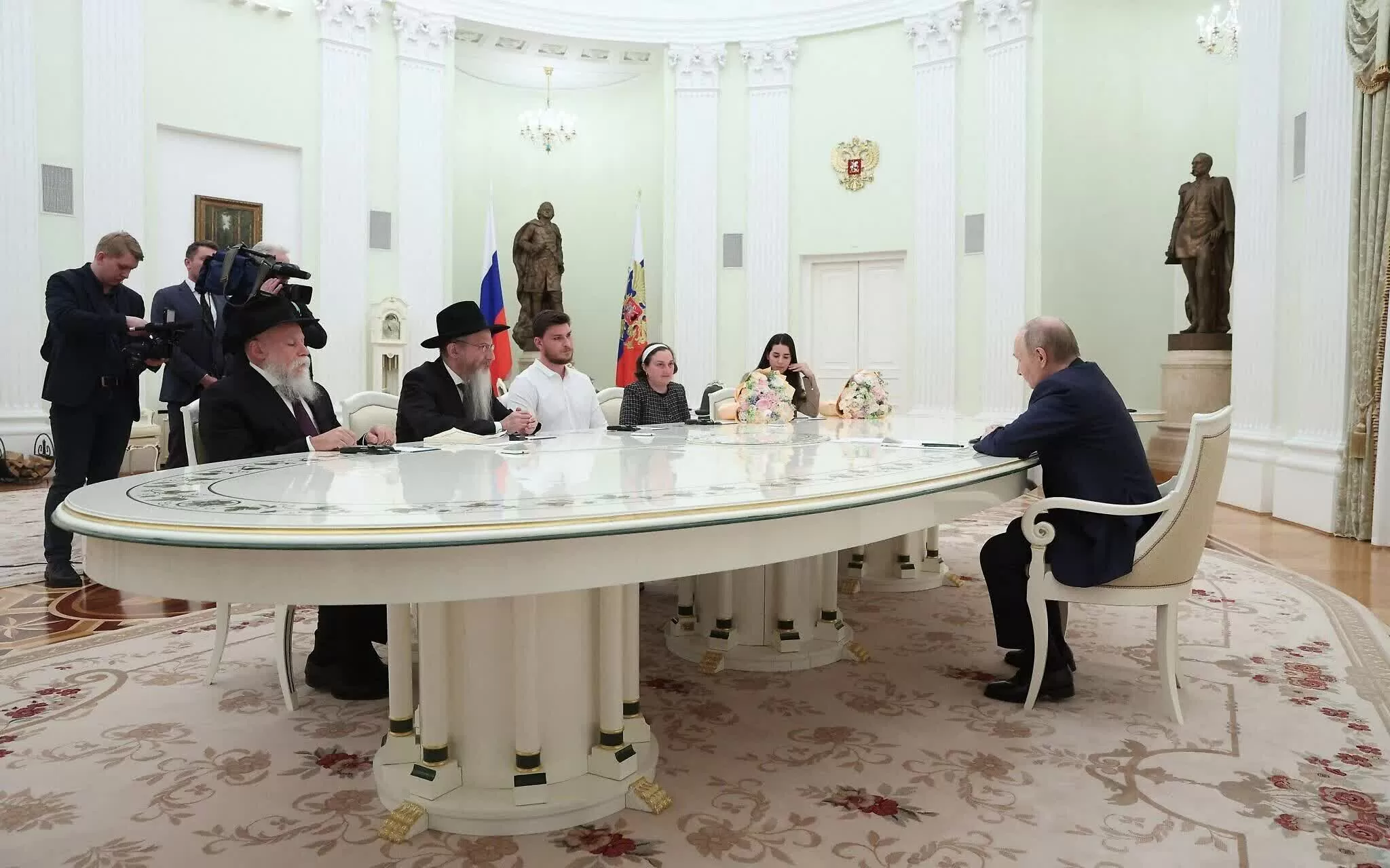Tổng thống Vladimir Putin gặp gỡ các con tin được trả tự do tại Điện Kremlin ngày 16/4. (Sofia Sandurskaya/Pool/AFP)