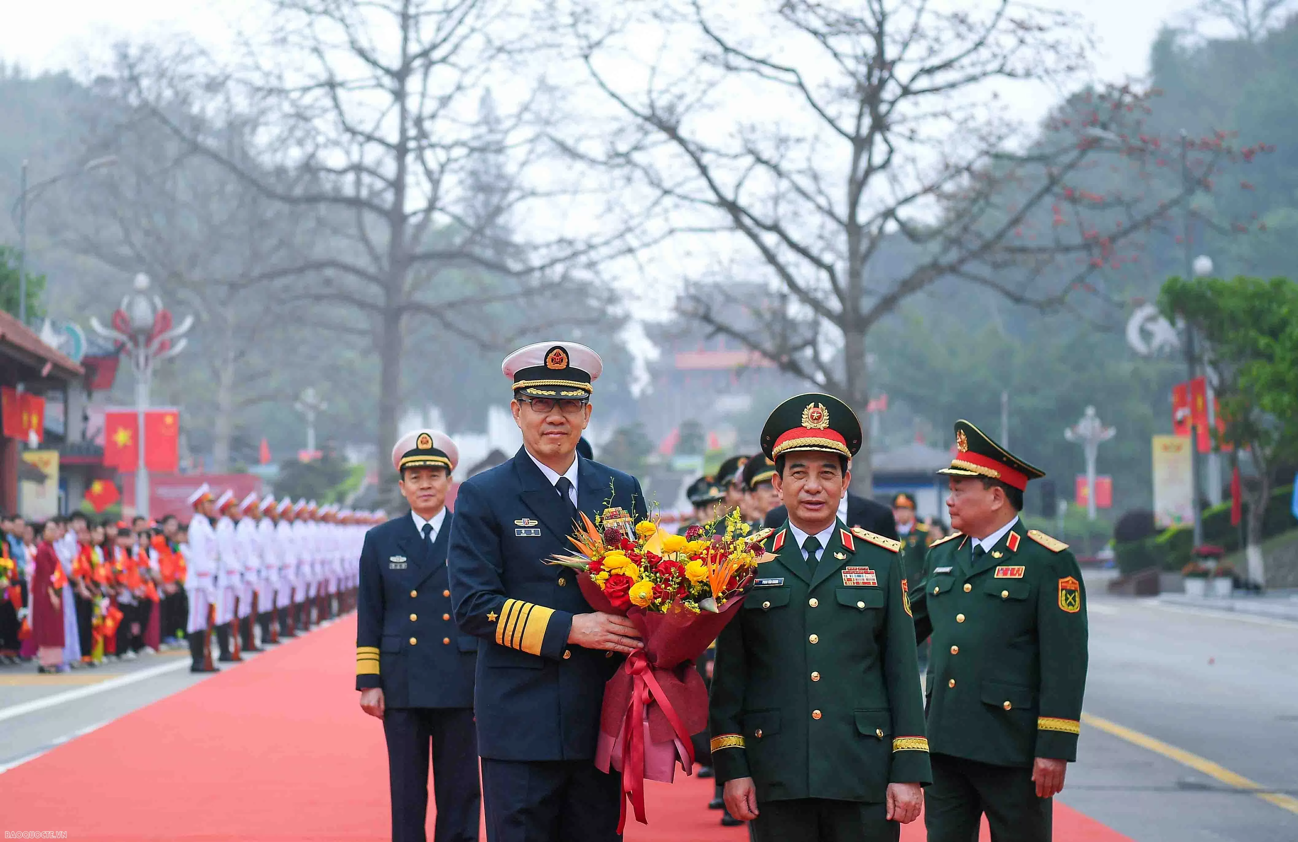 Đại tướng Phan Văn Giang đón Bộ trưởng Quốc phòng Việt Nam và Trung Quốc trồng cây tại biên giới hai nước