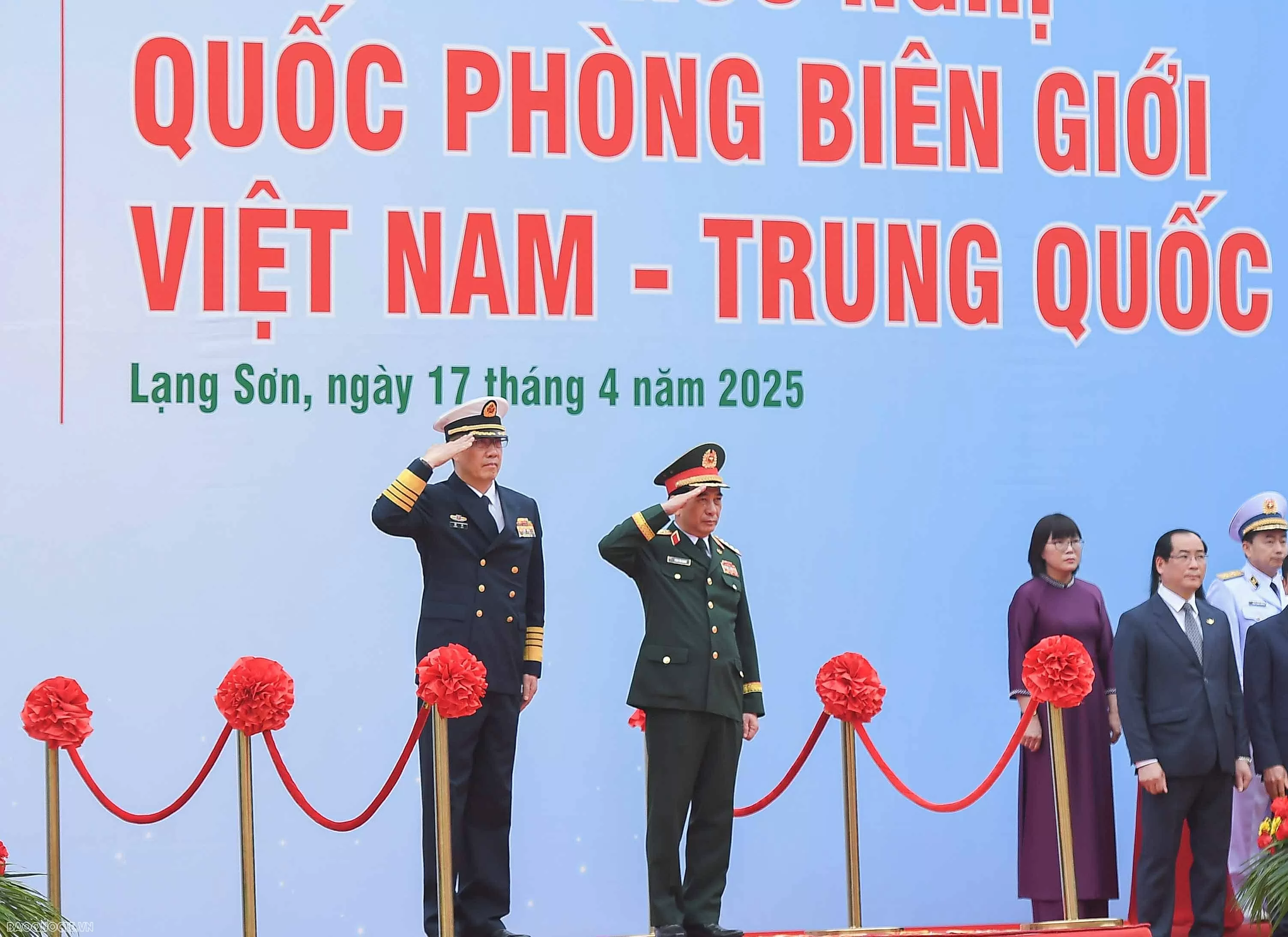 Đại tướng Phan Văn Giang đón Bộ trưởng Quốc phòng Việt Nam và Trung Quốc trồng cây tại biên giới hai nước