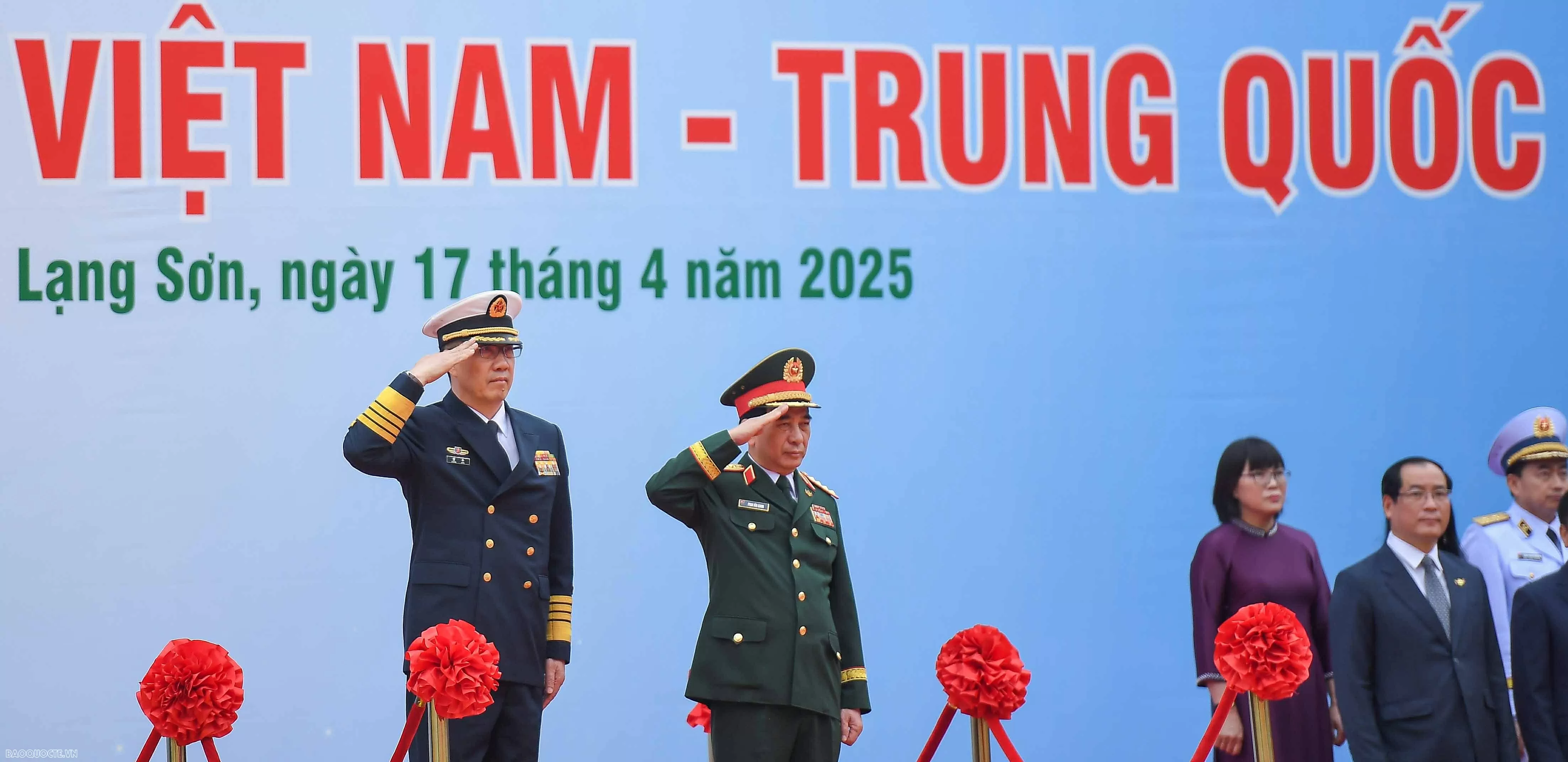 Đại tướng Phan Văn Giang đón Bộ trưởng Quốc phòng Việt Nam và Trung Quốc trồng cây tại biên giới hai nước