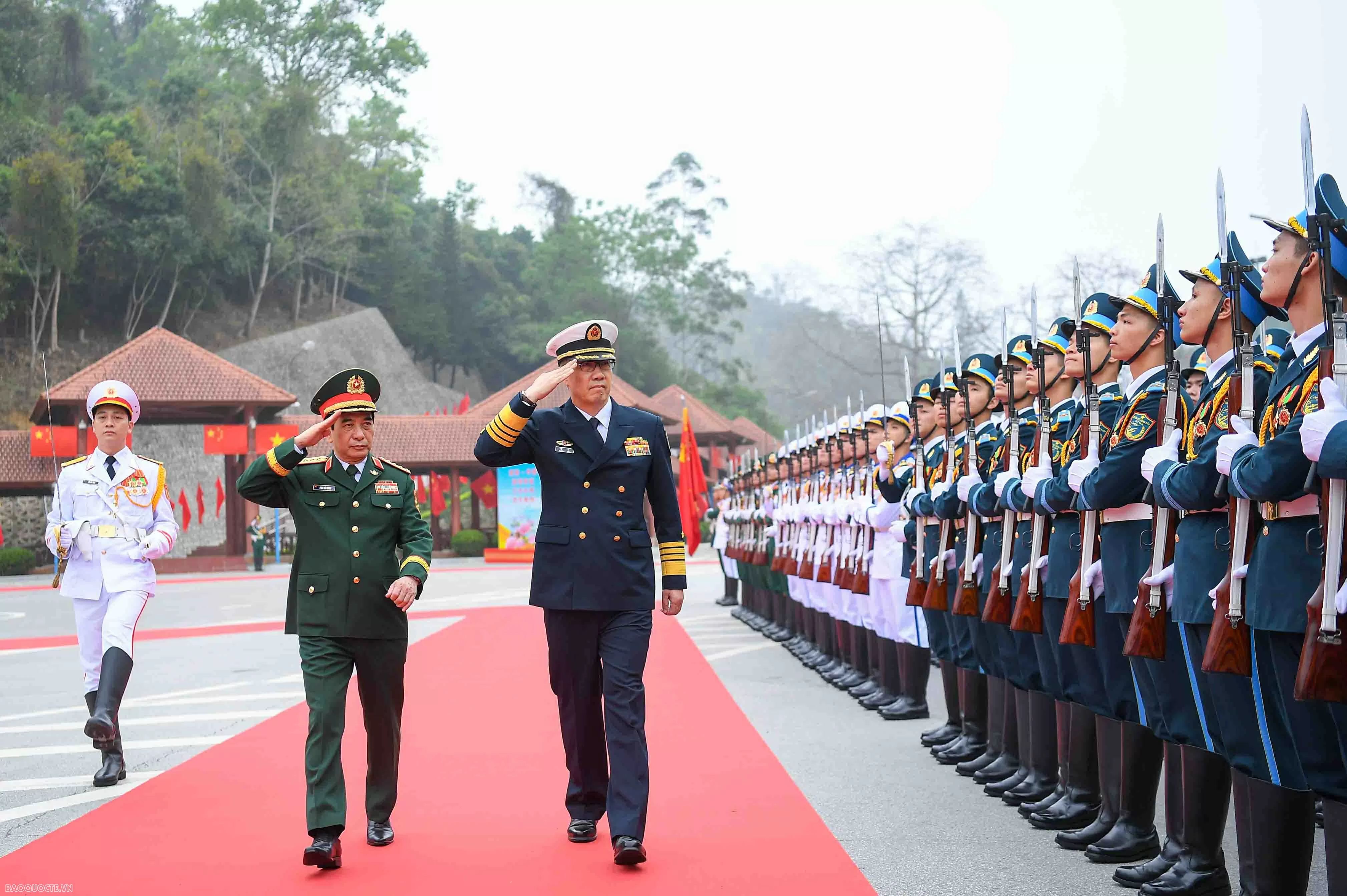 Đại tướng Phan Văn Giang đón Bộ trưởng Quốc phòng Việt Nam và Trung Quốc trồng cây tại biên giới hai nước