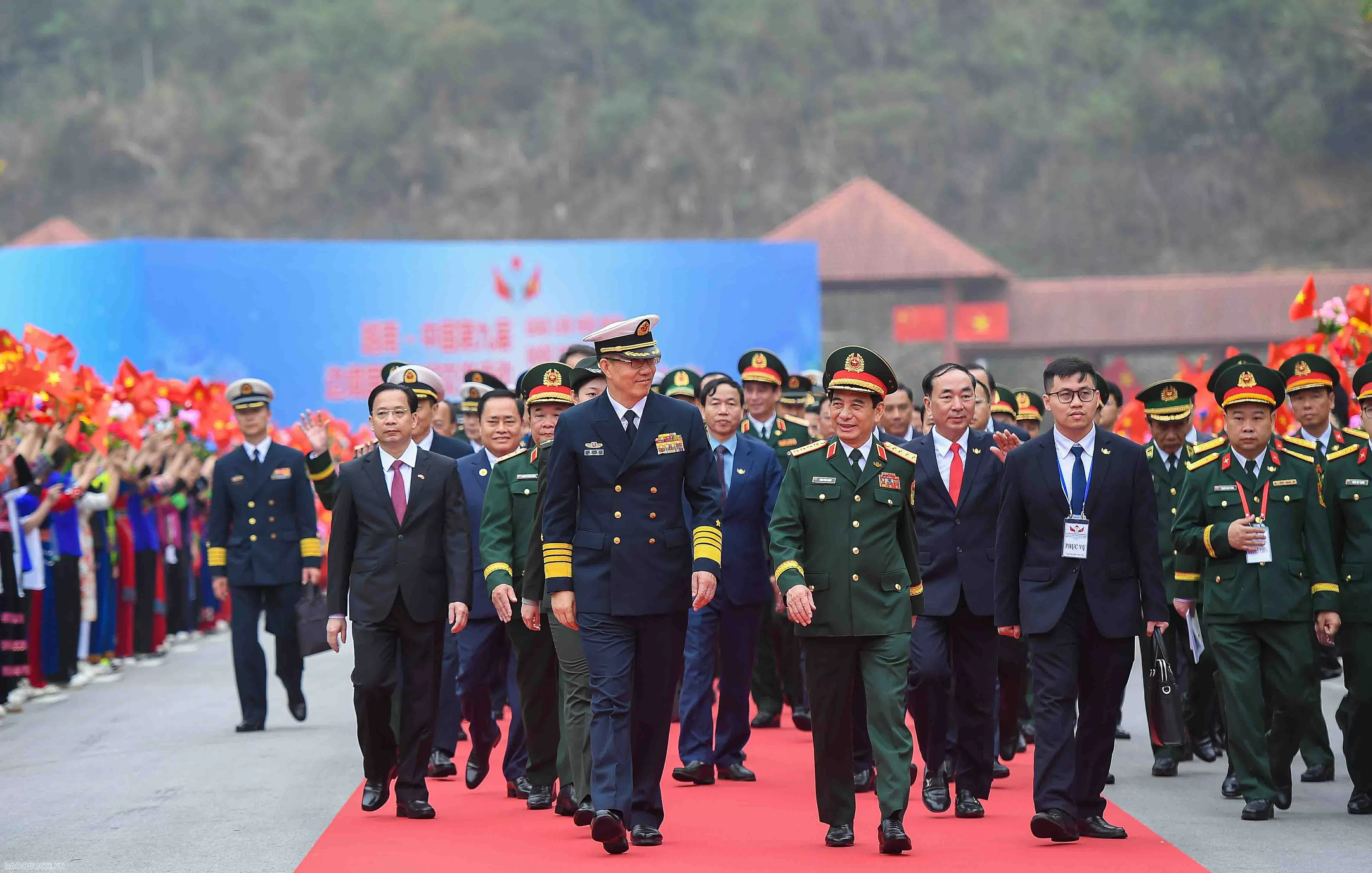 Đại tướng Phan Văn Giang đón Bộ trưởng Quốc phòng Việt Nam và Trung Quốc trồng cây tại biên giới hai nước