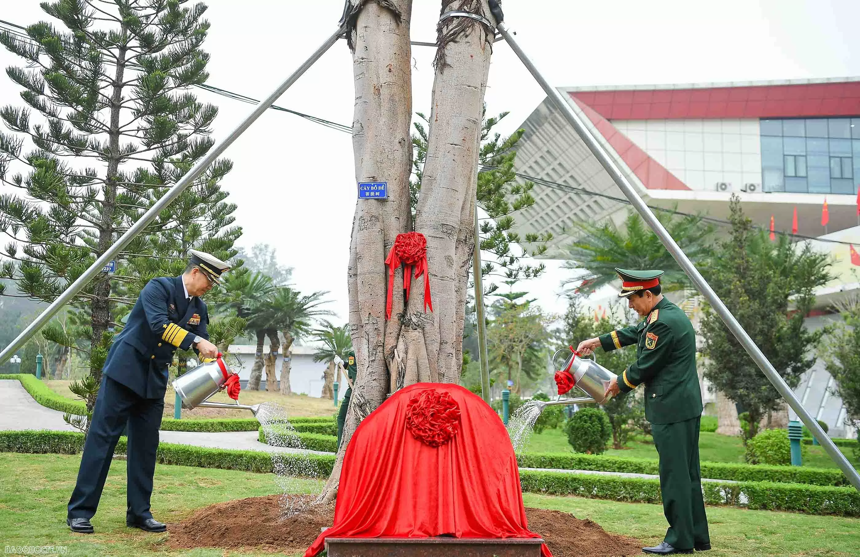 Đại tướng Phan Văn Giang đón Bộ trưởng Quốc phòng Việt Nam và Trung Quốc trồng cây tại biên giới hai nước