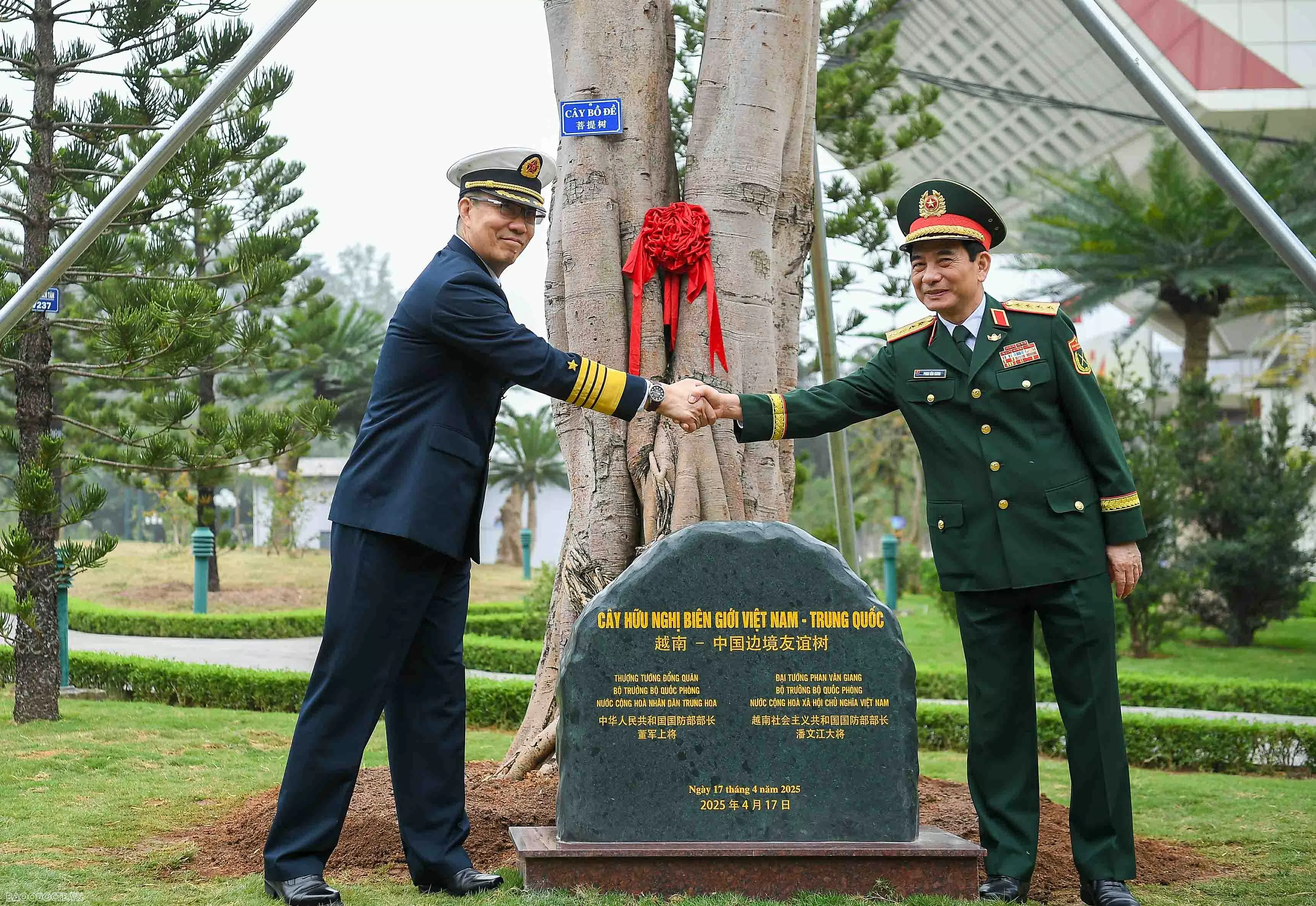 Đại tướng Phan Văn Giang đón Bộ trưởng Quốc phòng Việt Nam và Trung Quốc trồng cây tại biên giới hai nước