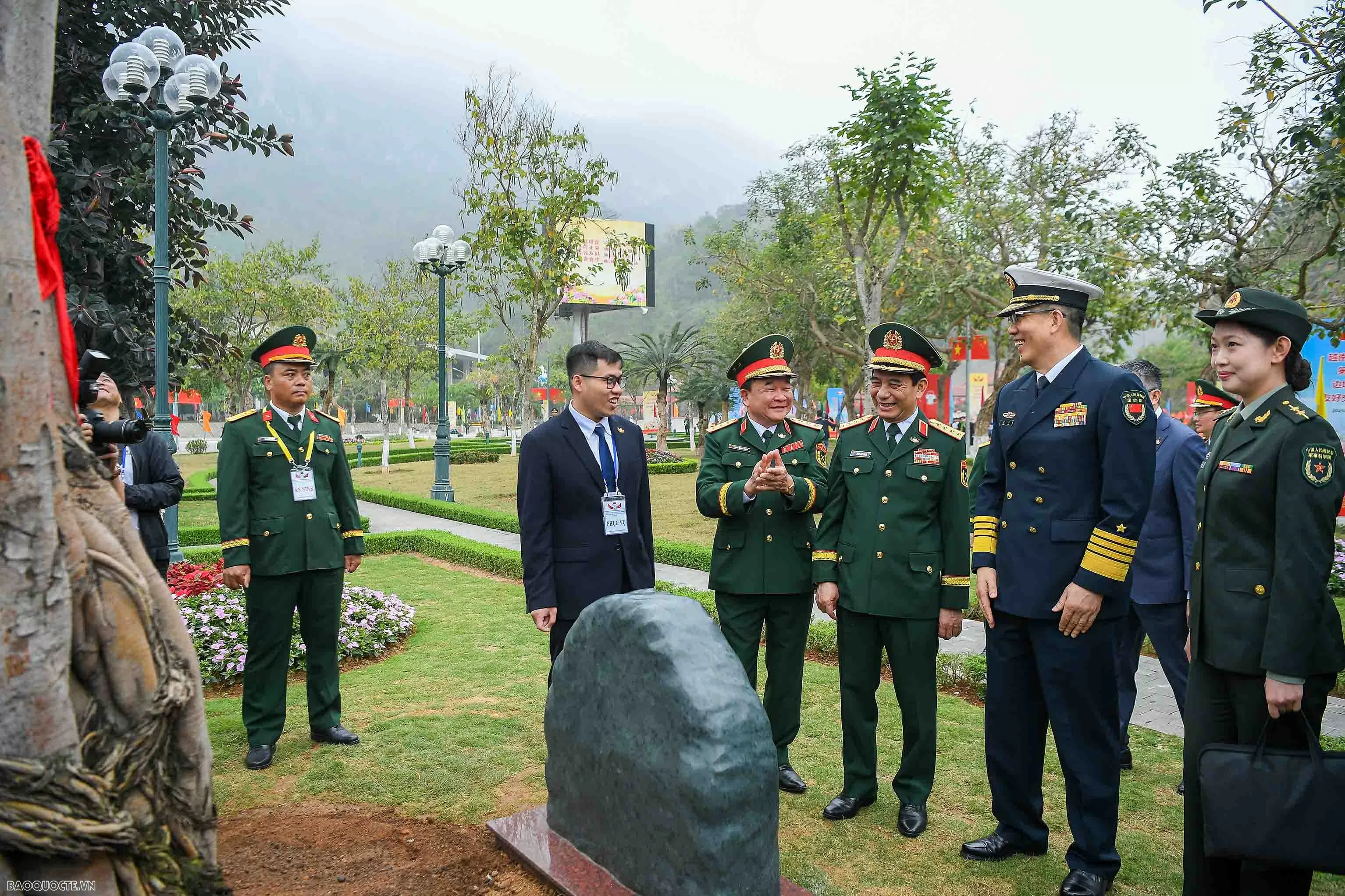 Đại tướng Phan Văn Giang đón Bộ trưởng Quốc phòng Việt Nam và Trung Quốc trồng cây tại biên giới hai nước
