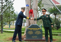 Bộ trưởng Quốc phòng Việt Nam và Trung Quốc trồng cây tại biên giới hai nước
