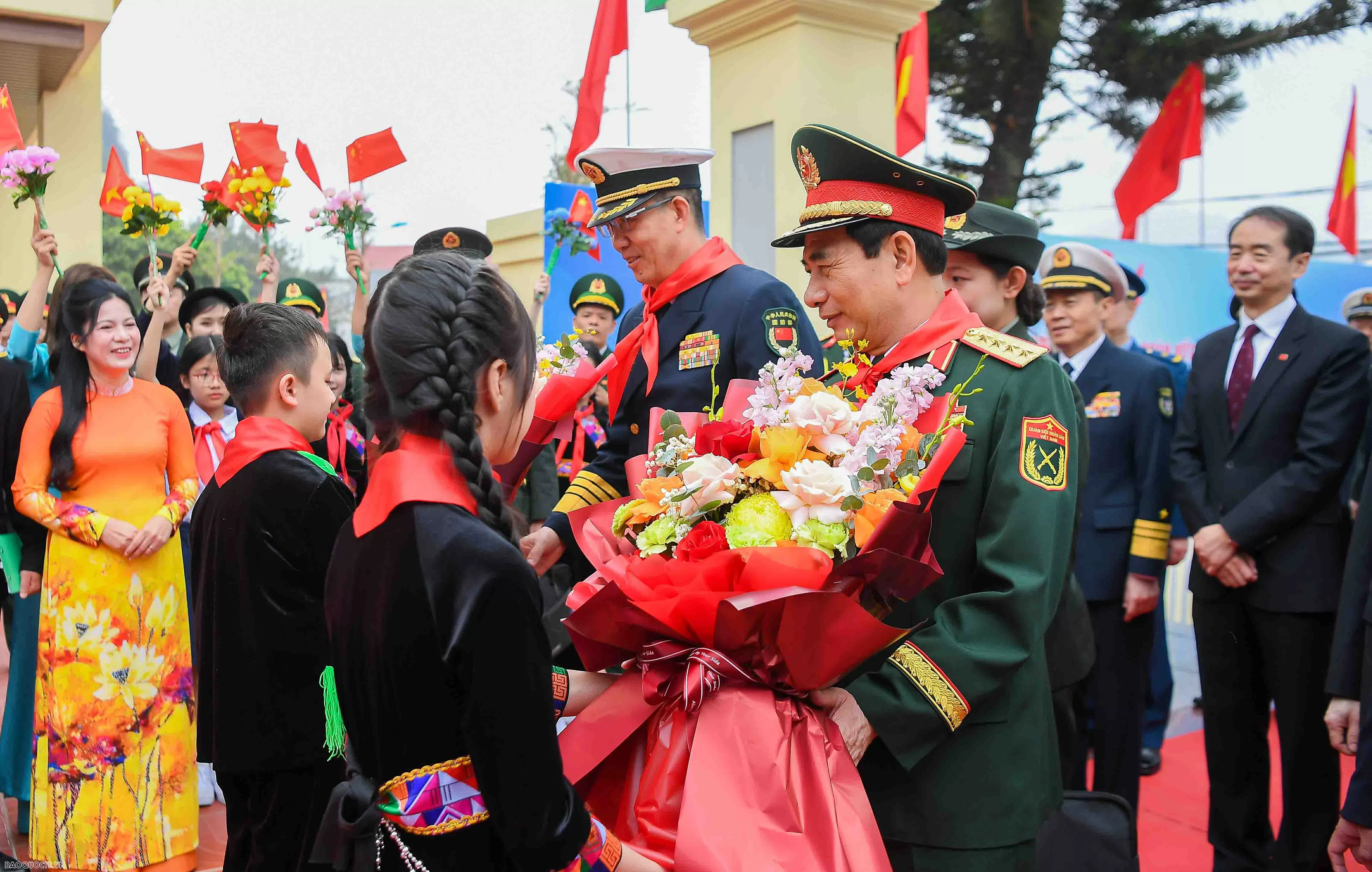 Tình cảm đặc biệt của thầy và trò trường Tiểu học Đồng Đăng dành cho hai Bộ trưởng Quốc phòng Việt Nam và Trung Quốc