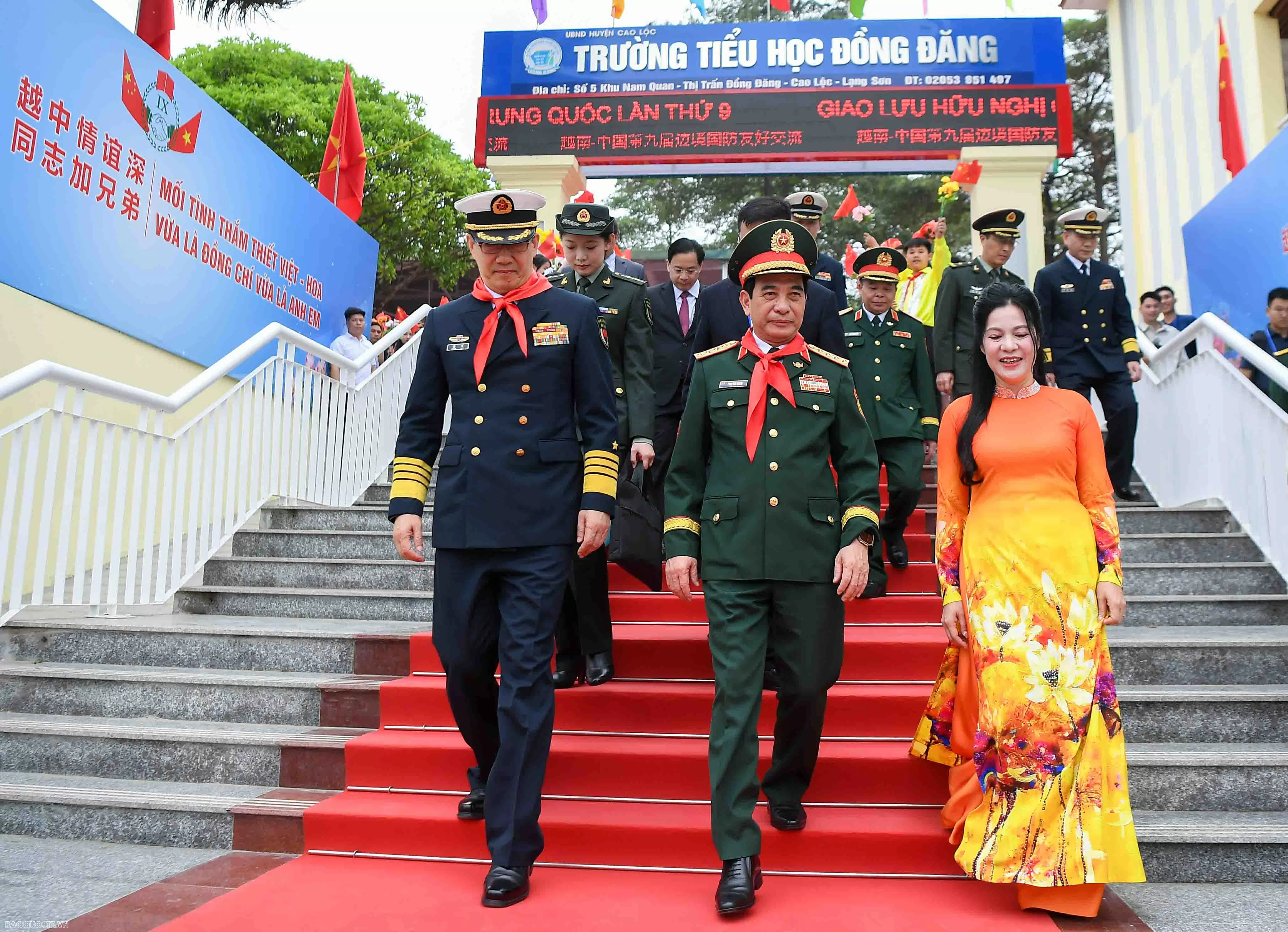 Tình cảm đặc biệt của thầy và trò trường Tiểu học Đồng Đăng dành cho hai Bộ trưởng Quốc phòng Việt Nam và Trung Quốc