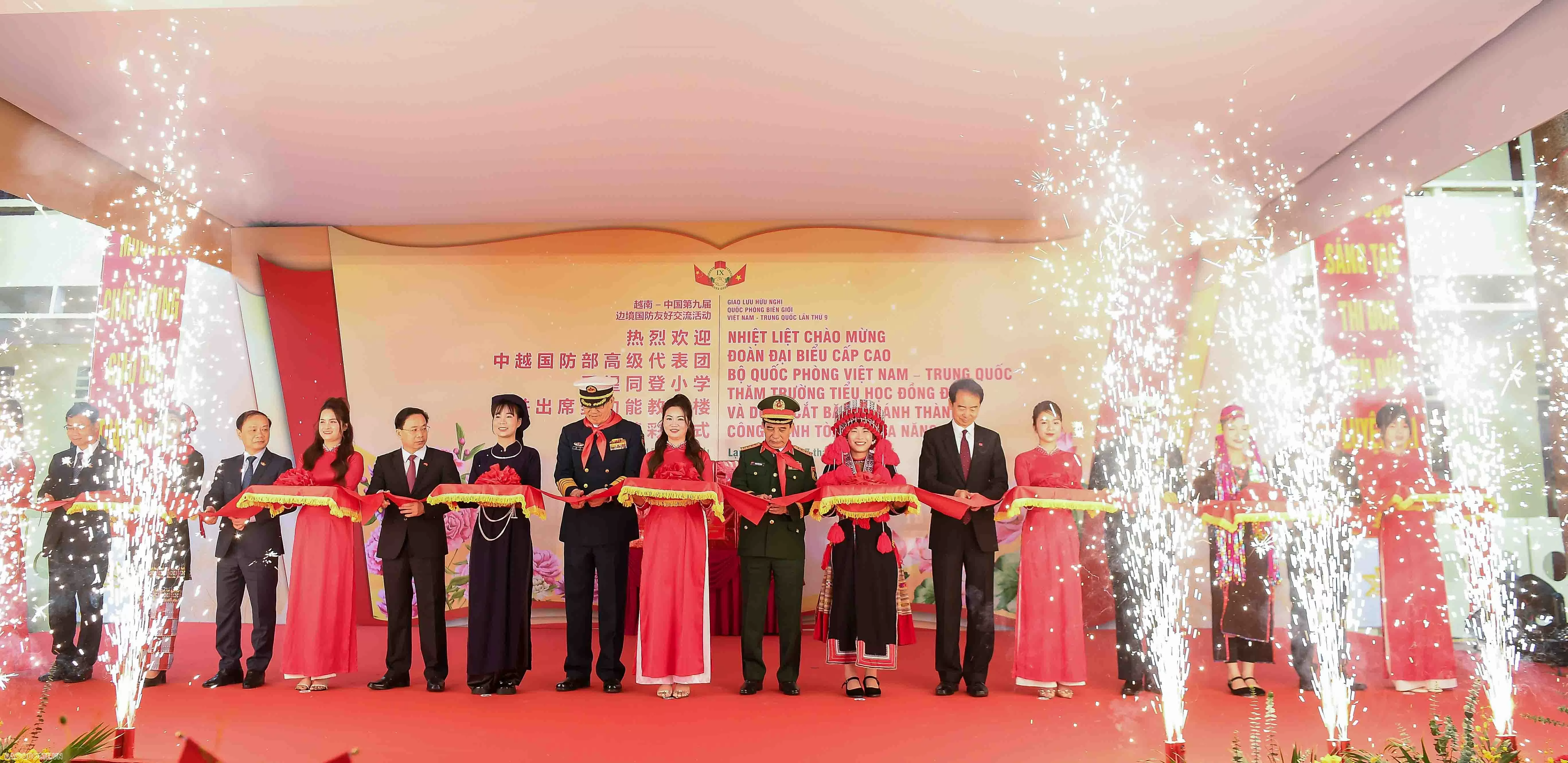 Nhân dịp này, hai Bộ trưởng cùng các đại biểu cắt băng khánh thành Tòa nhà đa năng do Bộ Quốc phòng Việt Nam xây tặng Trường Tiểu học Đồng Đăng.