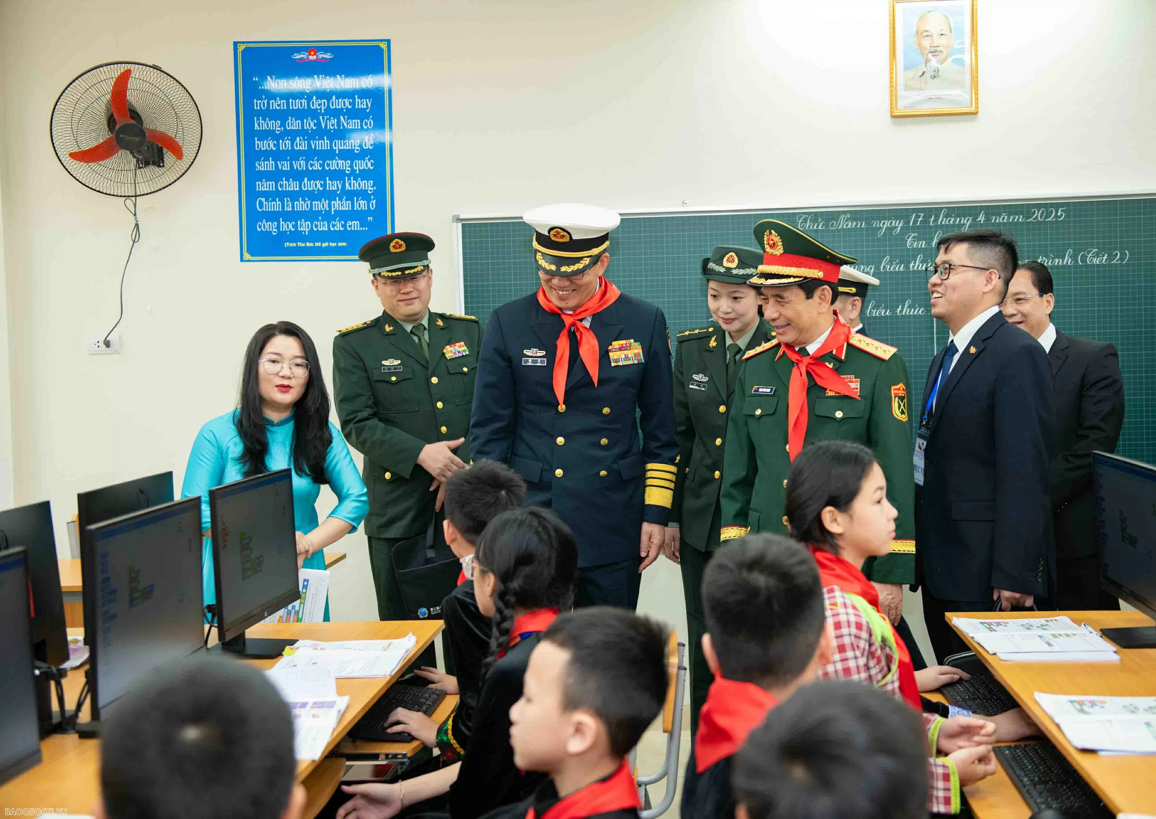Sau đó, Bộ trưởng Bộ Quốc phòng hai nước và các đại biểu tham quan công trình Tòa nhà đa năng.