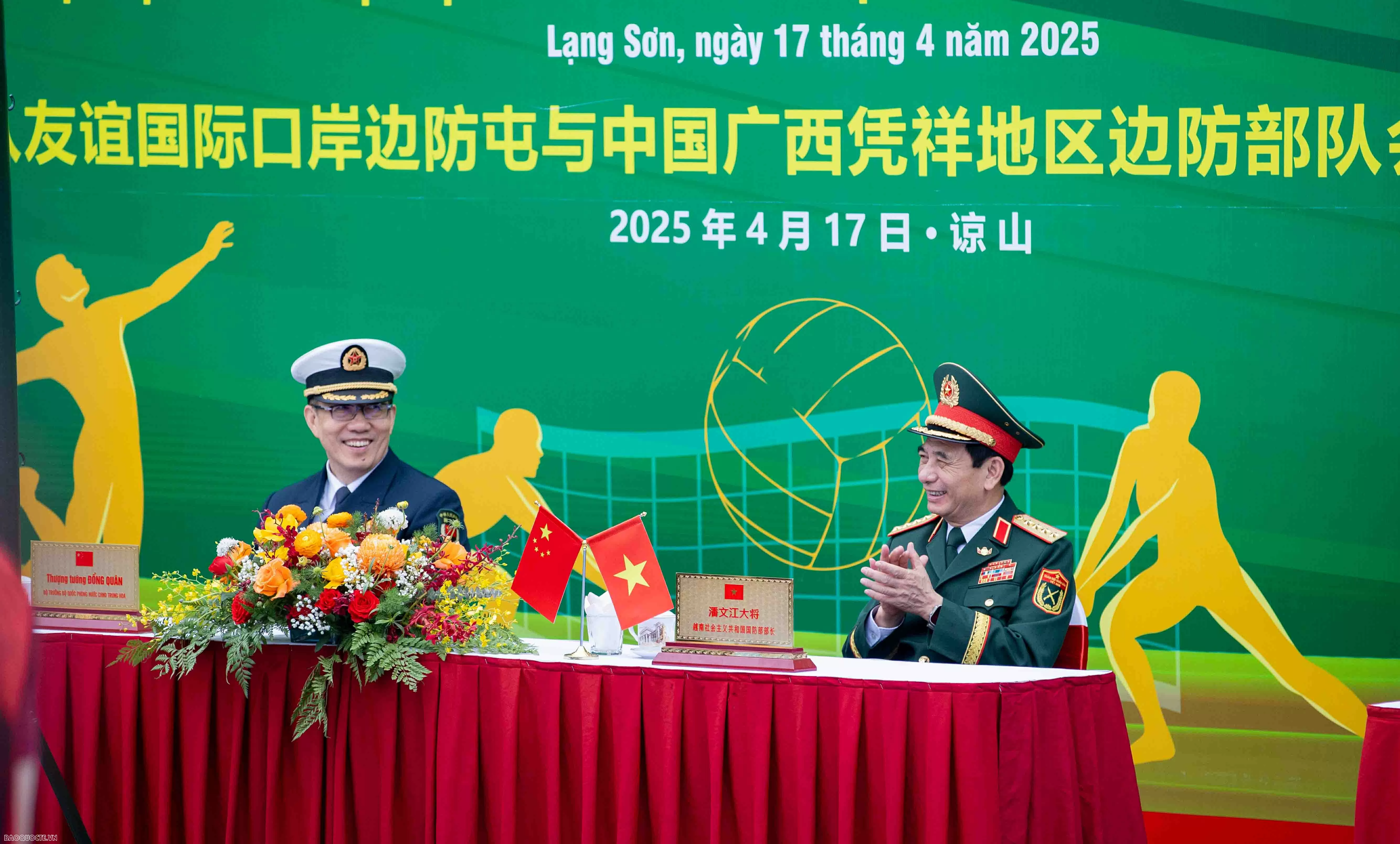Đại tướng Phan Văn Giang và Thượng tướng Đổng Quân cổ vũ giao hữu bóng chuyền hơi bộ đội biên phòng Việt Nam-Trung Quốc