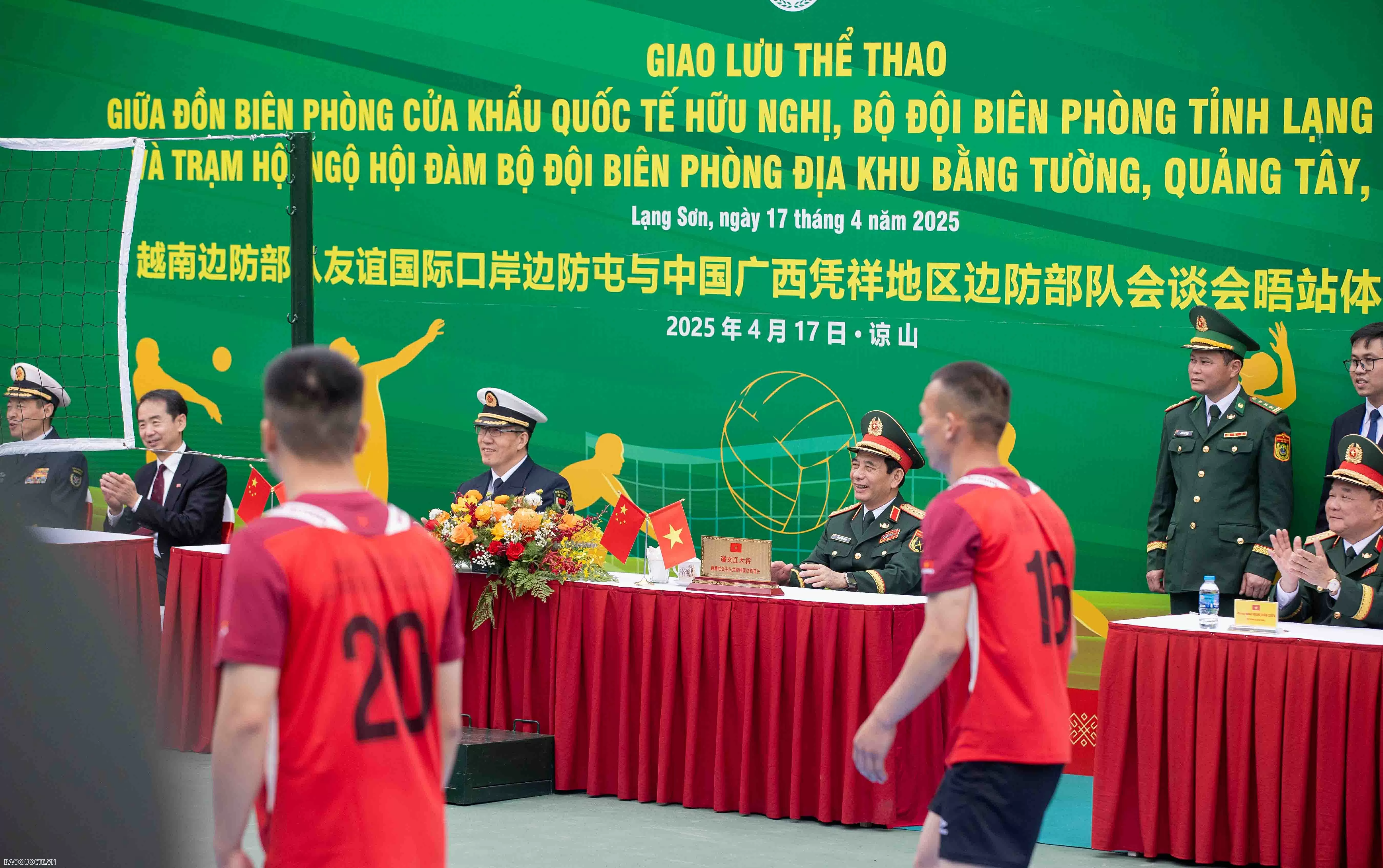 Đại tướng Phan Văn Giang và Thượng tướng Đổng Quân cổ vũ giao hữu bóng chuyền hơi bộ đội biên phòng Việt Nam-Trung Quốc
