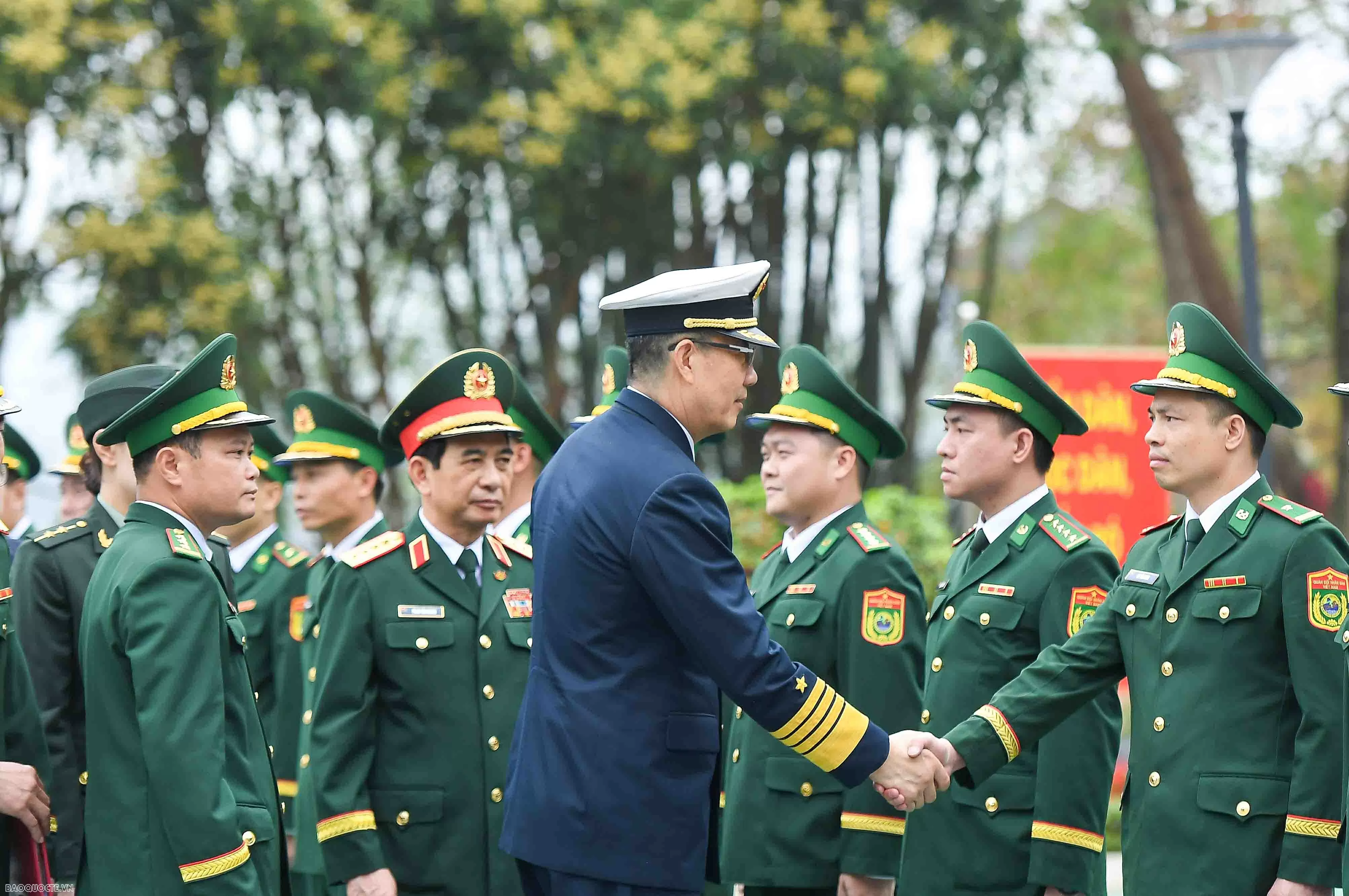 Bộ trưởng Bộ Quốc phòng Việt Nam và Trung Quốc cổ vũ giao hữu bóng chuyền hơi bộ đội biên phòng hai nước