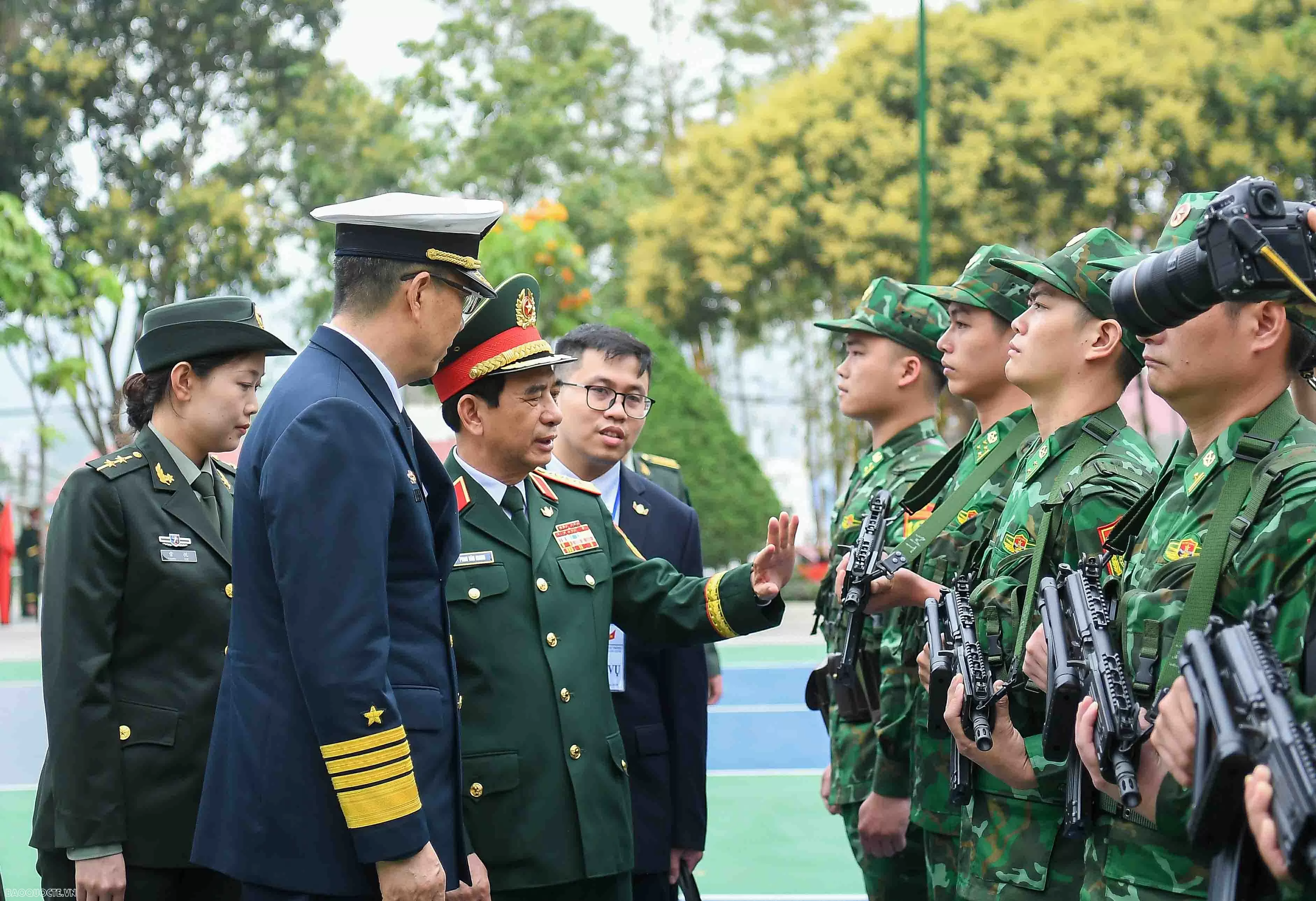 Đại tướng Phan Văn Giang và Thượng tướng Đổng Quân cổ vũ giao hữu bóng chuyền hơi bộ đội biên phòng Việt Nam-Trung Quốc