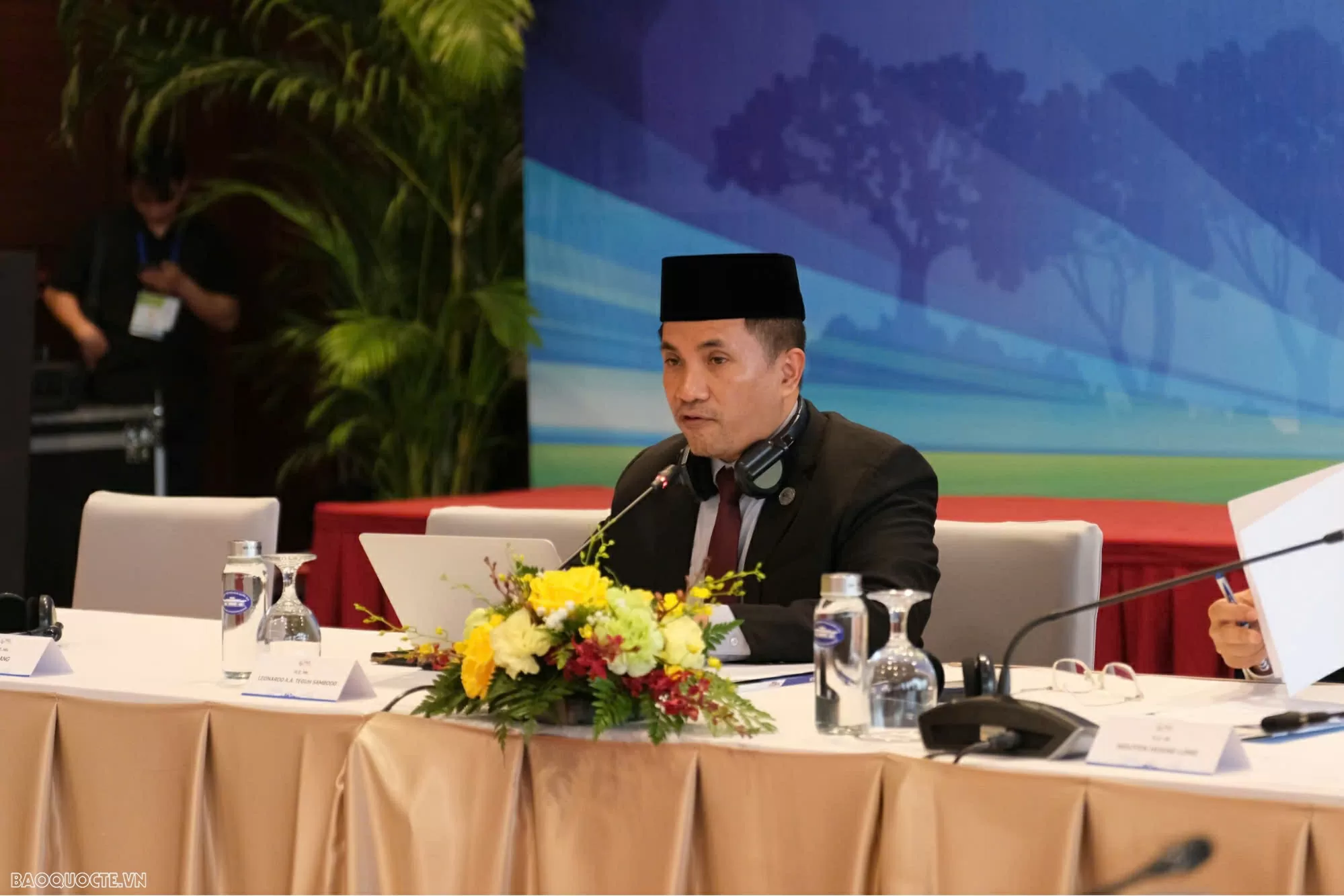 Ngài Leonardo A.A. Teguh Sambodo, Thứ trưởng Bộ Kế hoạch Phát triển quốc gia Indonesia phát biểu khai mạc phiên thảo luận (Ảnh: Bích Quyên).