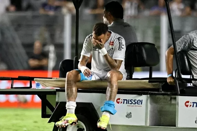 Vận đen đeo bám, Neymar bật khóc rời sân