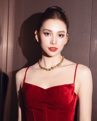 Hoa hậu Trần Tiểu Vy diện đầm gợi cảm