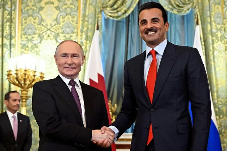Quốc vương Qatar Sheikh Tamim bin Hamad Al-Thani Tổng thống Nga Vladimir Putin ở thủ đô Moscow ngày 17/4/2025. (Nguồn: Reuters)