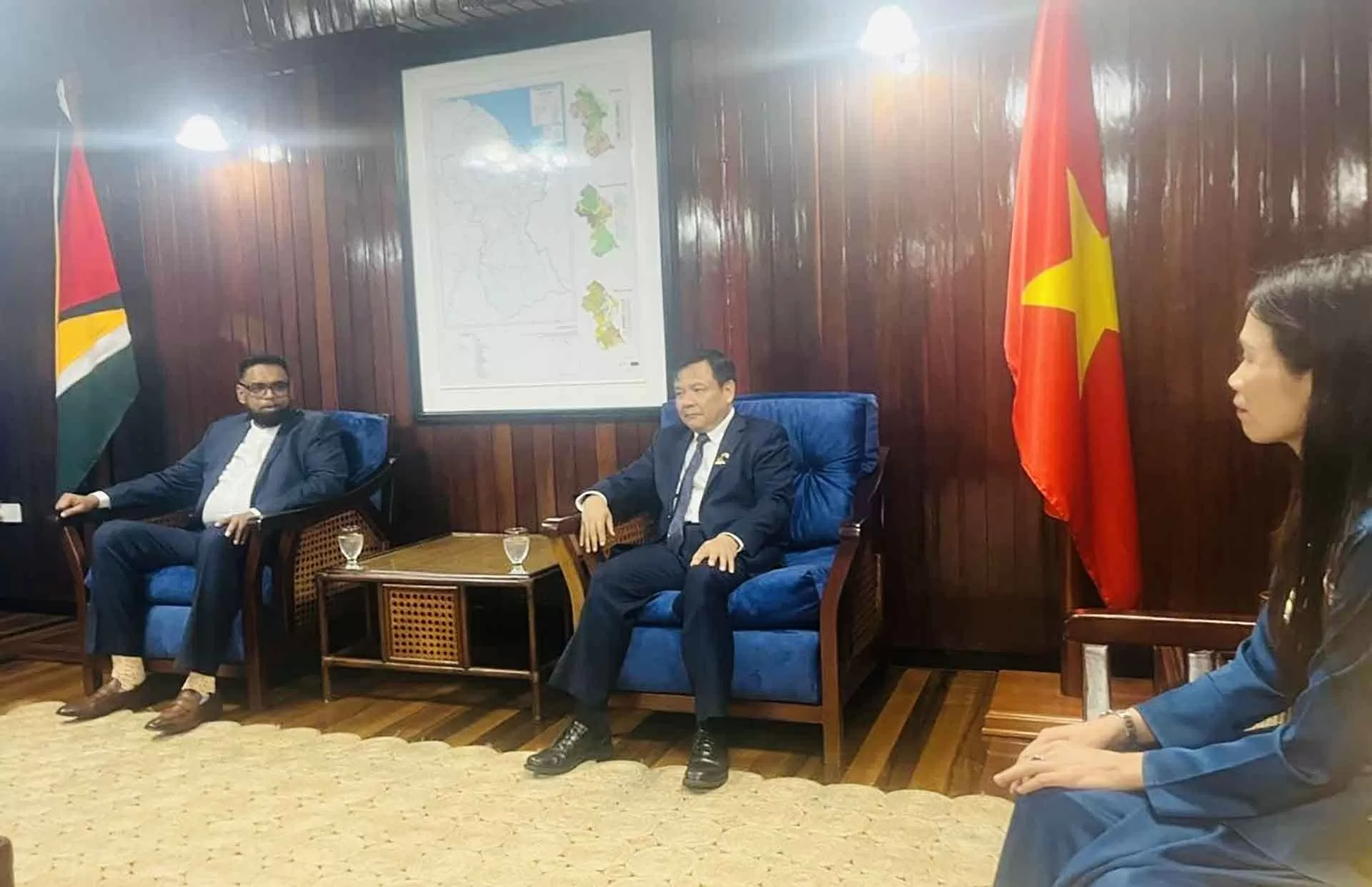 Đại sứ Bùi Văn Nghị trình Thư ủy nhiệm lên Tổng thống Cộng hoà hợp tác Guyana