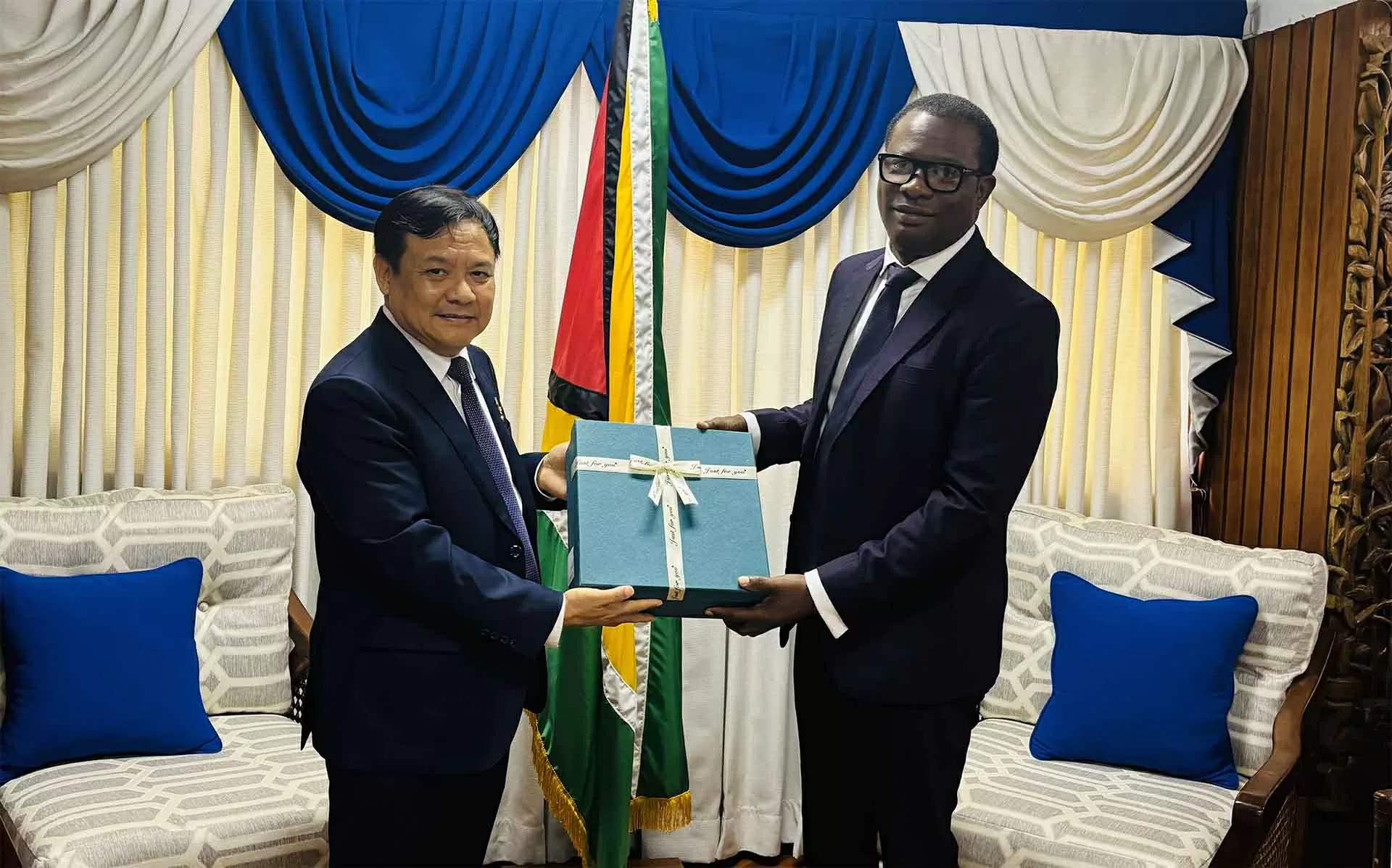 Đại sứ Bùi Văn Nghị trình Thư ủy nhiệm lên Tổng thống Cộng hoà hợp tác Guyana