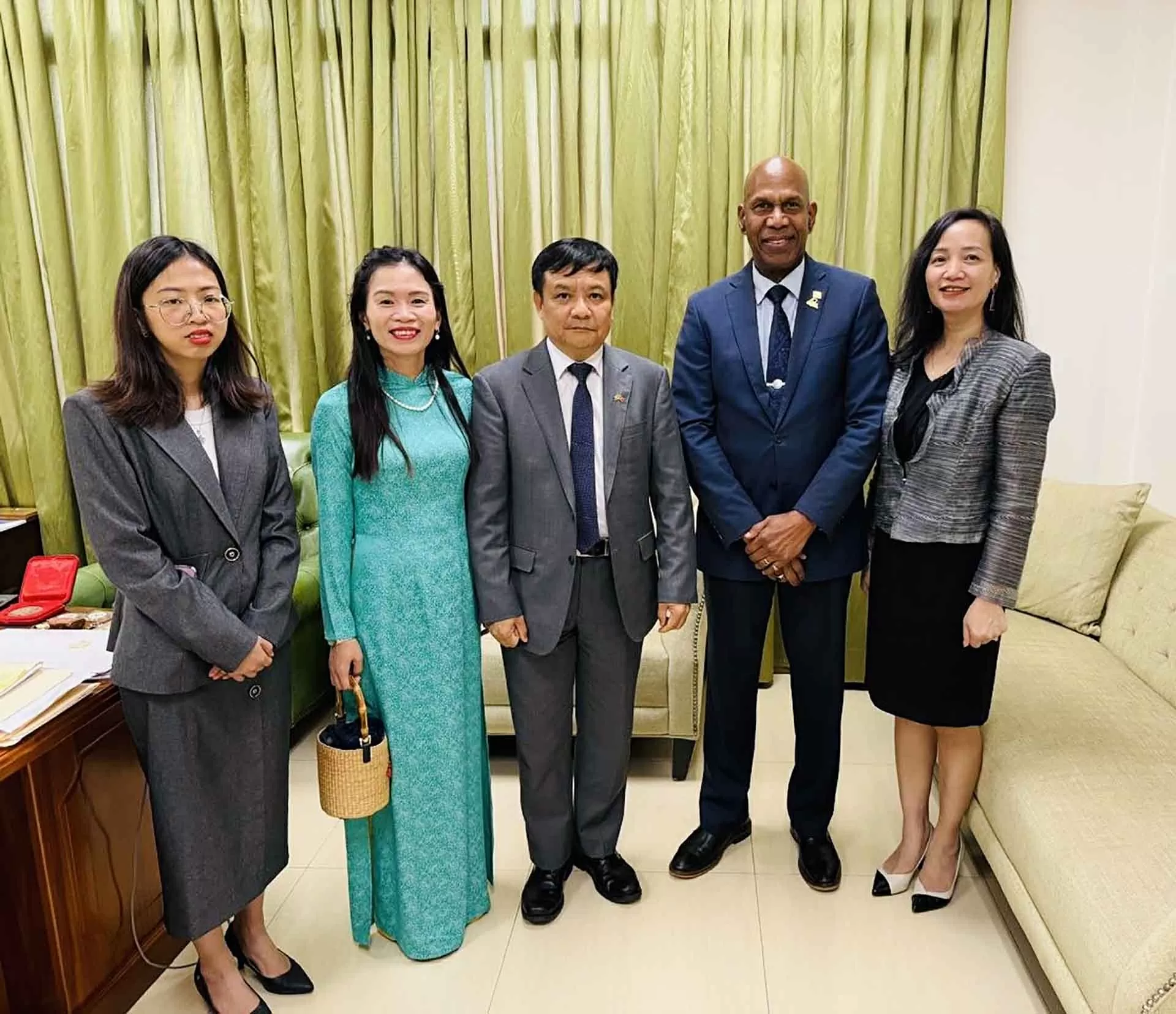 Đại sứ Bùi Văn Nghị trình Thư ủy nhiệm lên Tổng thống Cộng hoà hợp tác Guyana