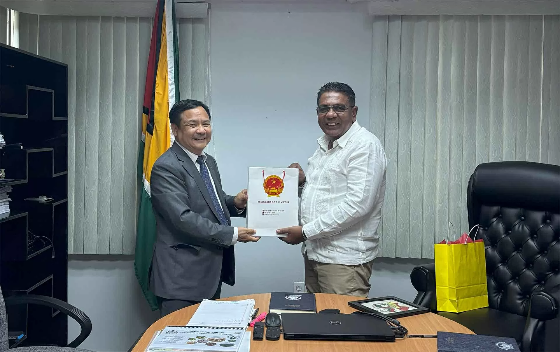 Đại sứ Bùi Văn Nghị trình Thư ủy nhiệm lên Tổng thống Cộng hoà hợp tác Guyana
