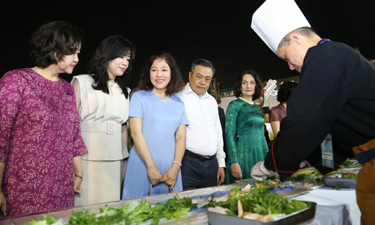 Các đại biểu được chứng kiến và thường thức món Phở cuốn được chính những đầu bếp hàng đầu thực hiện. (Ảnh: Thành Long)