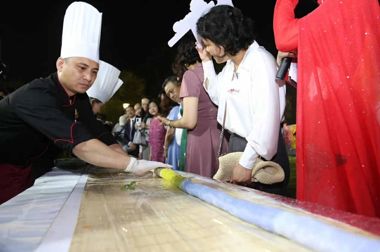Theo chia sẻ đây là món phở cuốn dài nhất từng được làm ra với chiều dài là 10m. (Ảnh: Thành Long)
