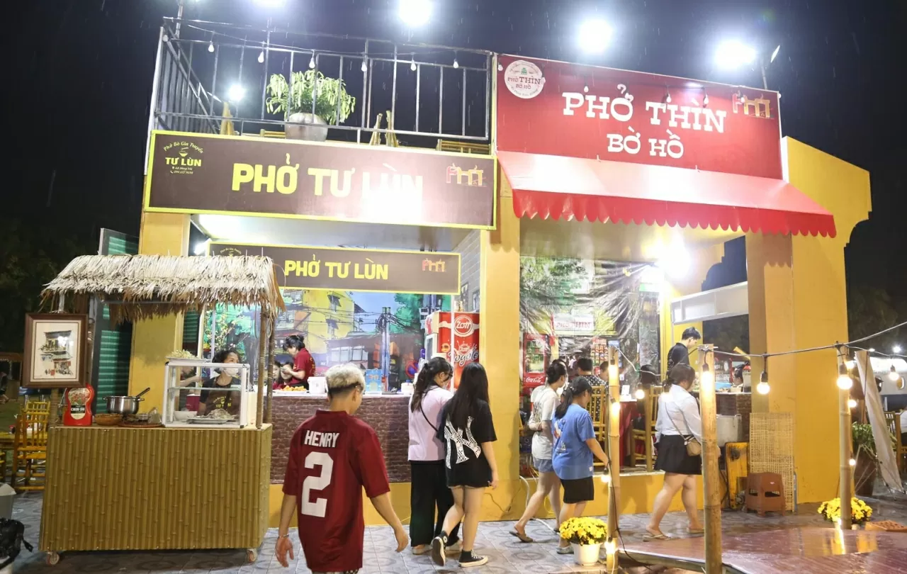 Festival còn có nhiều thương hiệu phở Hà Nội đã làm nên tên tuổi của ẩm thực Thủ đô như: Phở Thìn Bờ Hồ, Phở Tư Lùn, Phở Hoàng Gia, Phở Vân Cù…