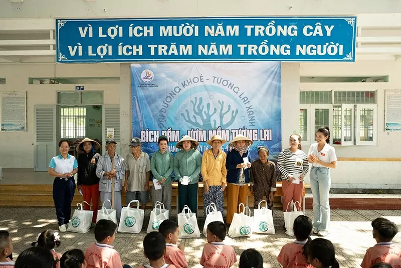 Cô trao tặng những món quà yêu thương và chụp ảnh cùng mọi người.