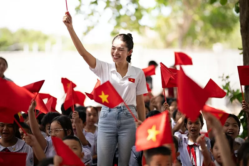 Diễm Nhi lan tỏa tới các em học sinh những thông điệp ý nghĩa.