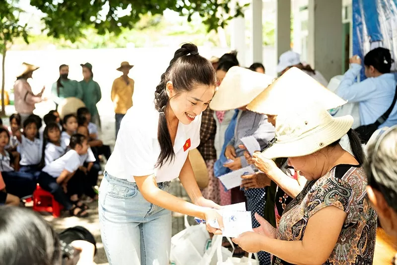 Những gia đình khó khăn tại Tổ dân phố Bích Đầm rất vui vì nhận được những phần quà thiết thực.