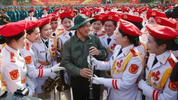 PM Pham Minh Chinh encourages forces ahead of 50th reunification anniversary parade