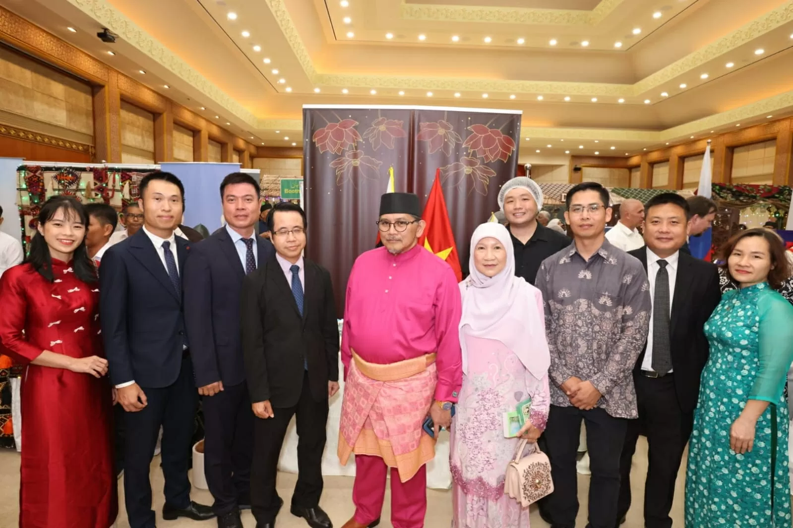 Bộ trưởng Dato Erywan chụp cùng Cán bộ nhân viên Đại sứ quán Việt Nam tại Brunei Darussalam