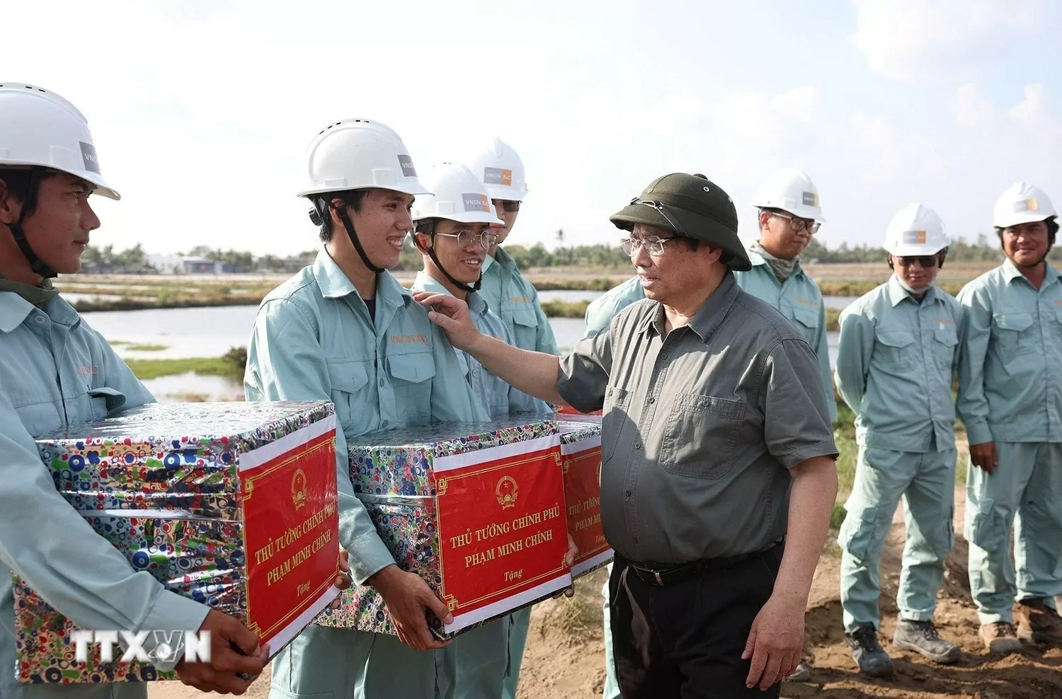 Thủ tướng Phạm Minh Chính thăm, động viên công nhân các đơn vị thi công dự án thành phần đoạn Hậu Giang-Cà Mau. (Ảnh: Dương Giang/TTXVN)