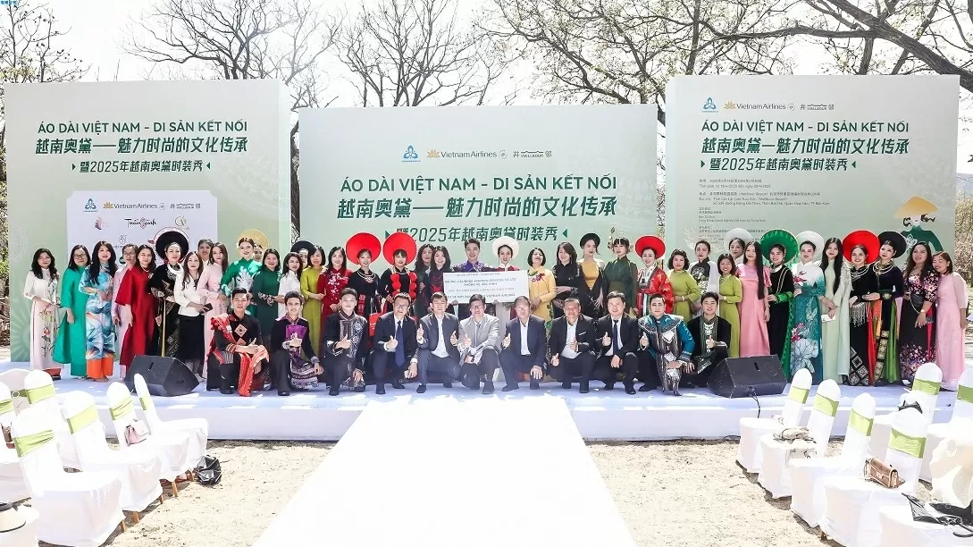 Thêu kết tình hữu nghị Việt Nam-Trung Quốc qua tà áo dài truyền thống