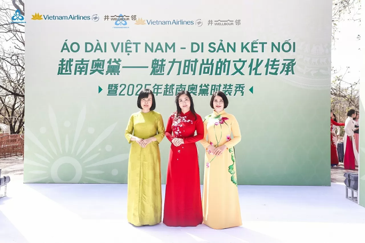 Tô thắm tình hữu nghị Việt Nam-Trung Quốc qua tà áo dài truyền thống