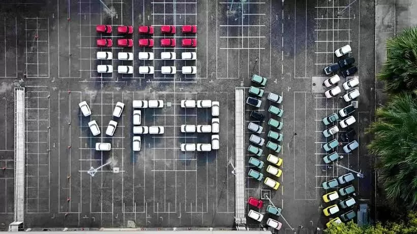 VinFast delivers 400 e-vehicles to Indonesian dealers, consumers