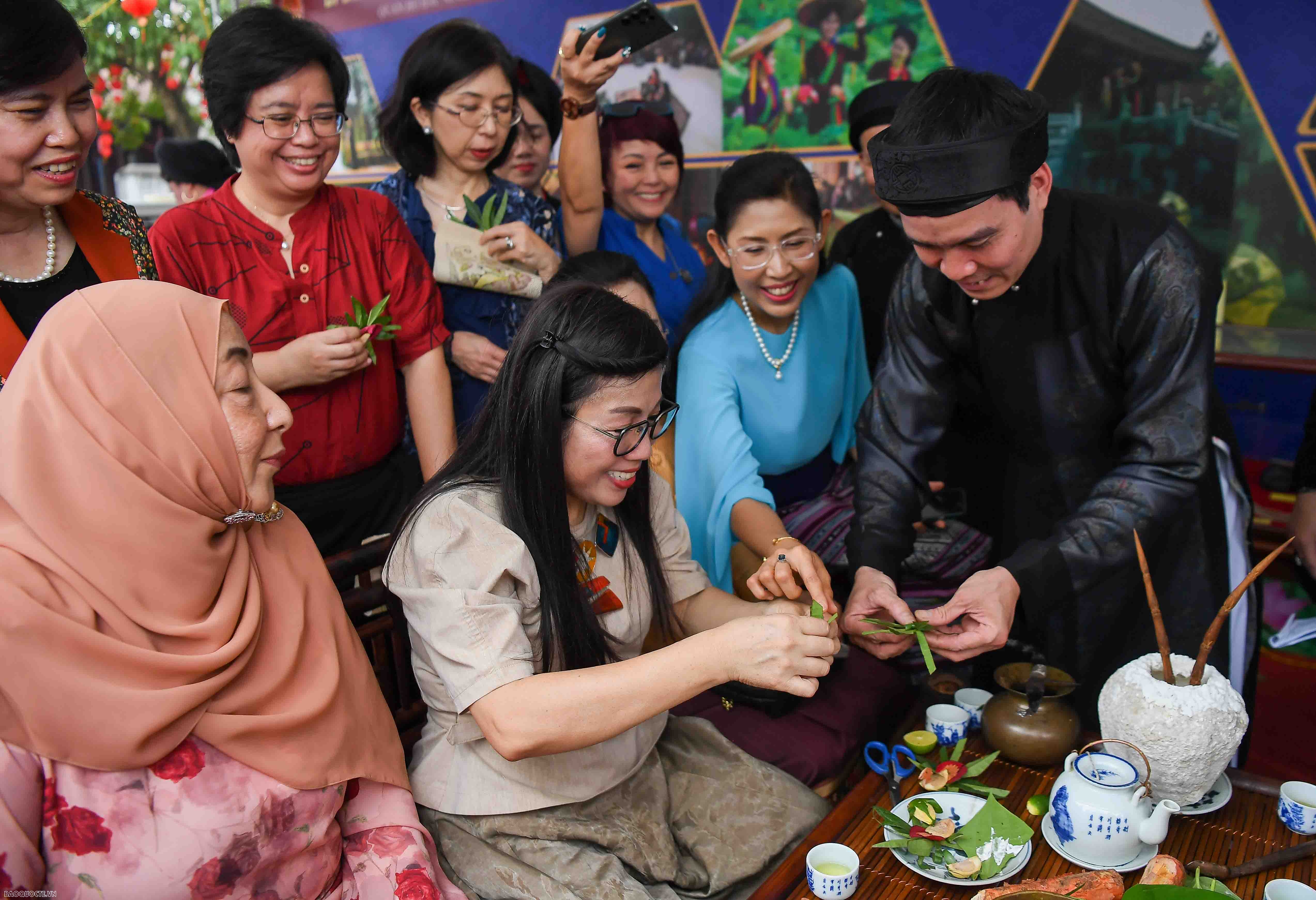 Phu nhân Thủ tướng tặng túi làm từ bèo tây, tranh do các em khuyết tật ghép từ vải vụn cho bạn bè quốc tế