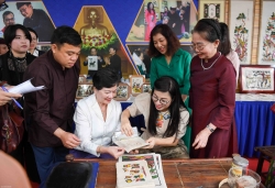 Phu nhân Thủ tướng trải nghiệm làm tranh Đông Hồ, chia sẻ về Bắc Bling và hát quan họ với bạn bè quốc tế