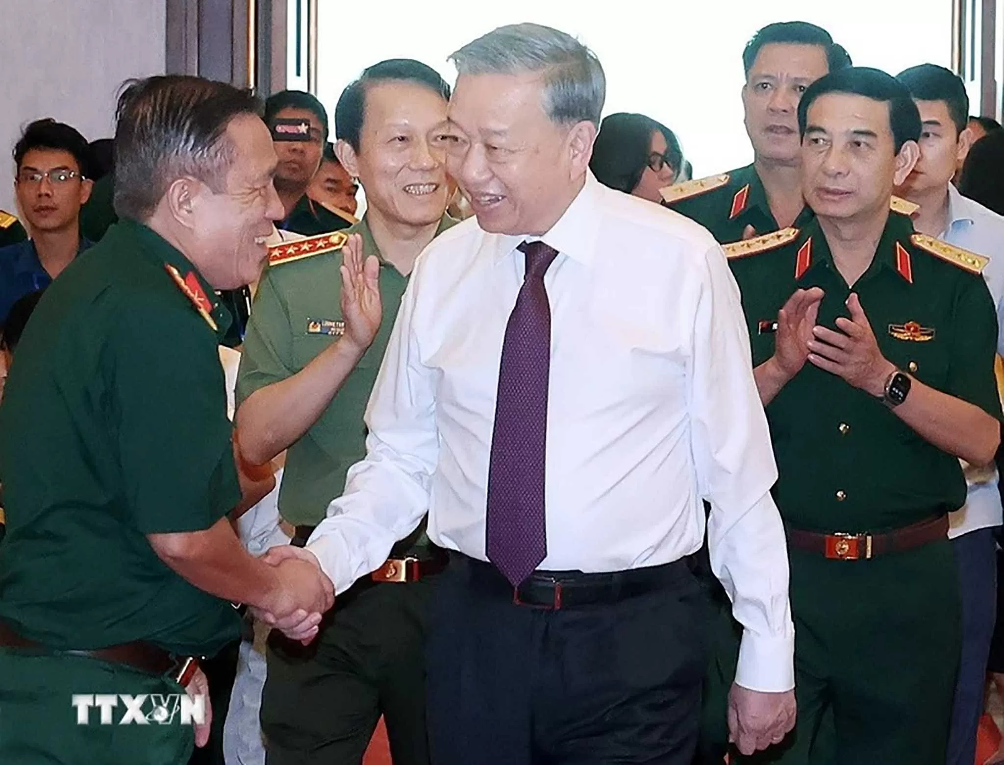 Tổng Bí thư Tô Lâm gặp mặt đại biểu tướng lĩnh, Anh hùng Lực lượng Vũ trang Nhân dân, điệp báo, biệt động Sài Gòn, du kích, cựu thanh niên xung phong, dân công hoả tuyến tham gia chiến dịch Hồ Chí Minh. (Nguồn: TTXVN)