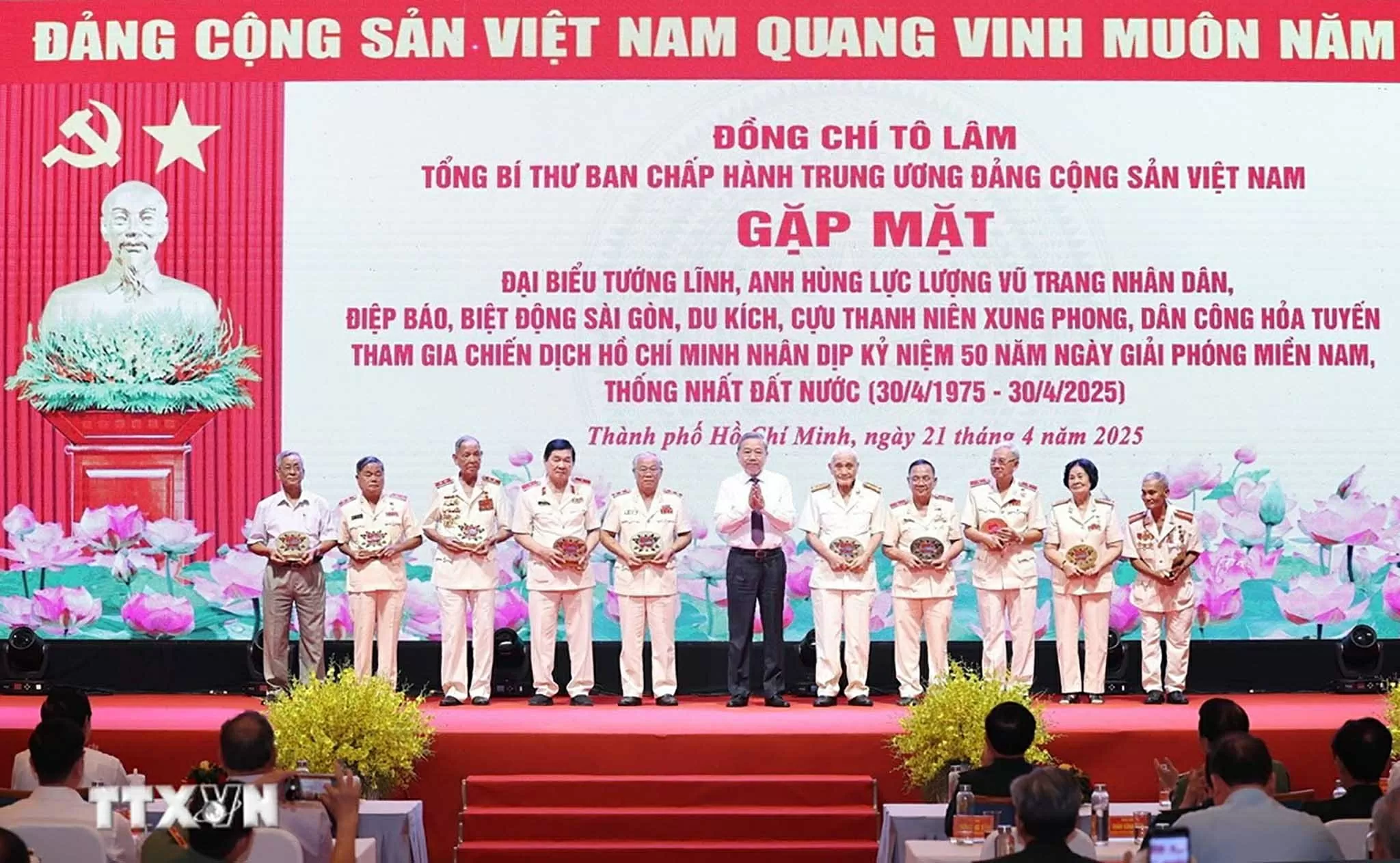 Tổng Bí thư Tô Lâm tặng quà cho các đại biểu. (Nguồn: TTXVN)